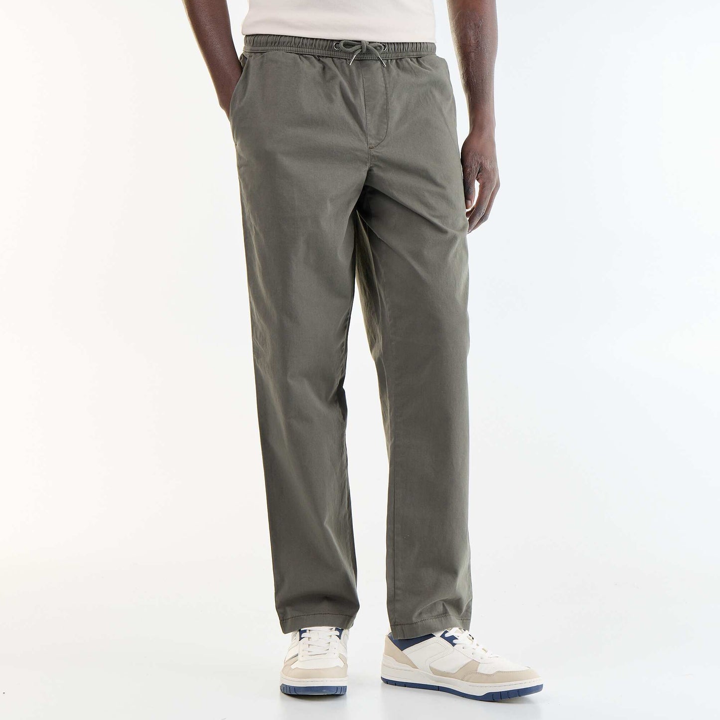 Pantalon matière effet peau de pêche KAKI