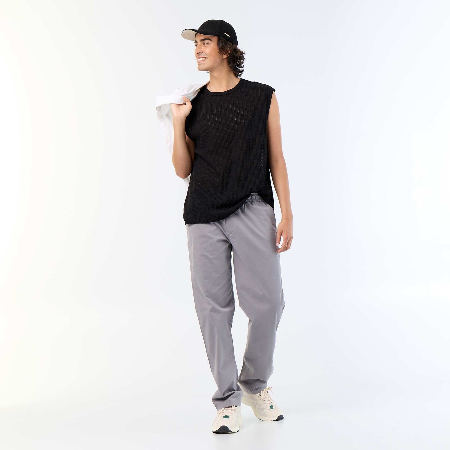 Pantalon matière effet peau de pêche GRIS