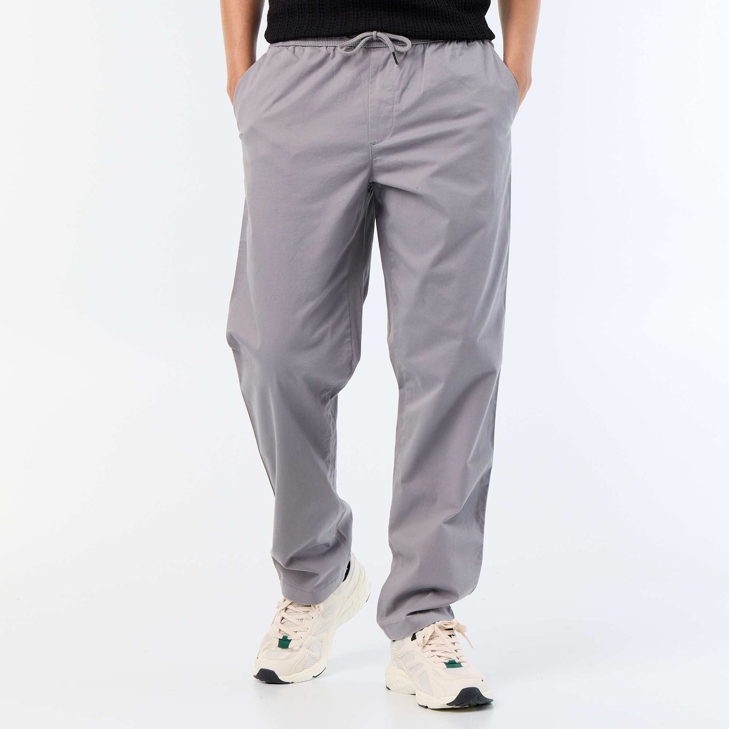 Pantalon matière effet peau de pêche GRIS