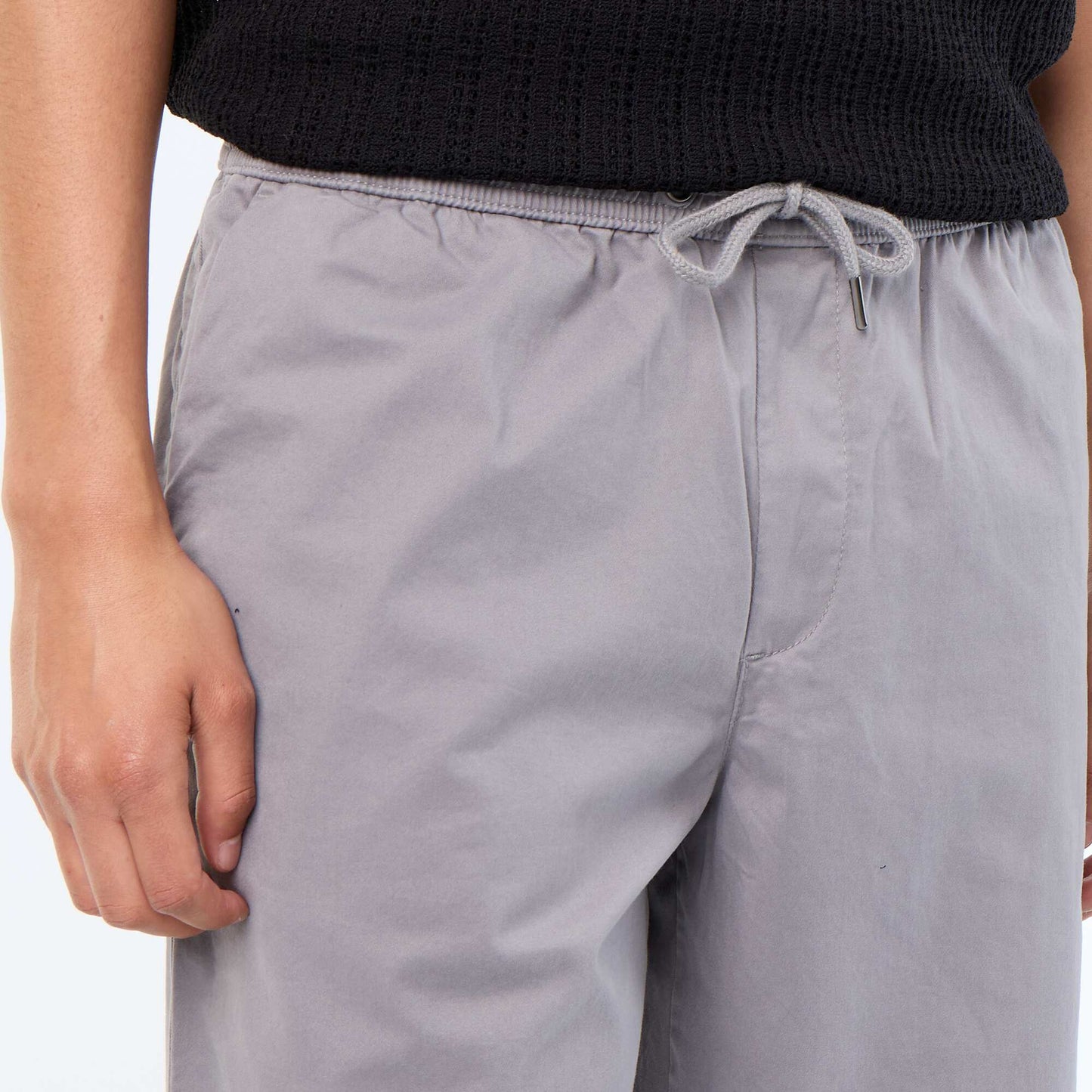 Pantalon matière effet peau de pêche GRIS