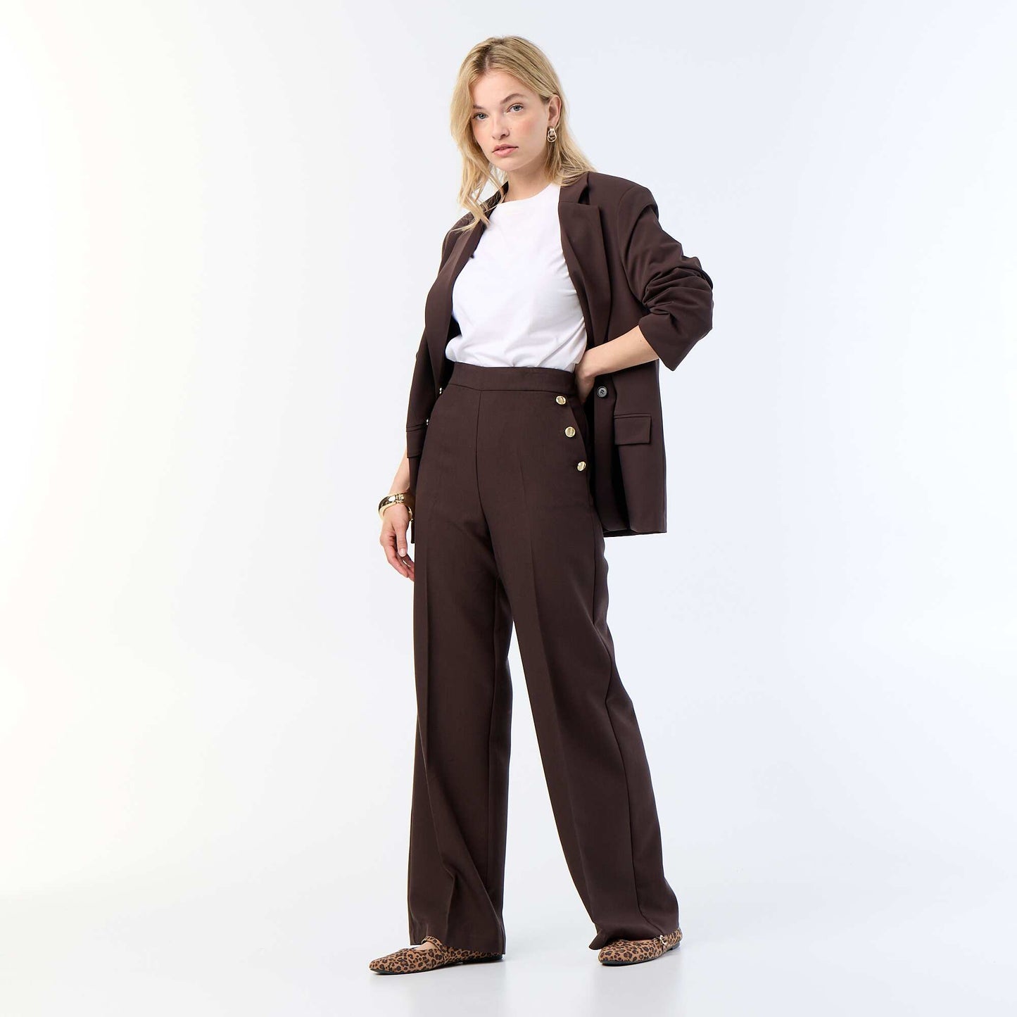 Pantalon large avec boutons dorés fantaisies sur les poches MARRON