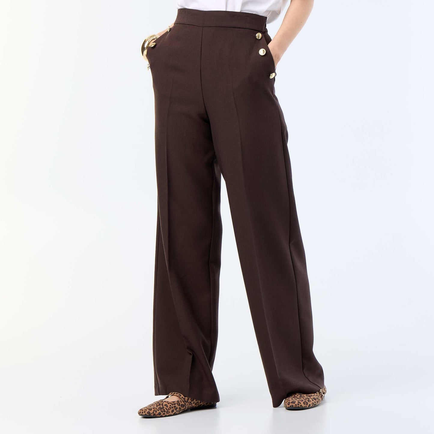 Pantalon large avec boutons dorés fantaisies sur les poches MARRON