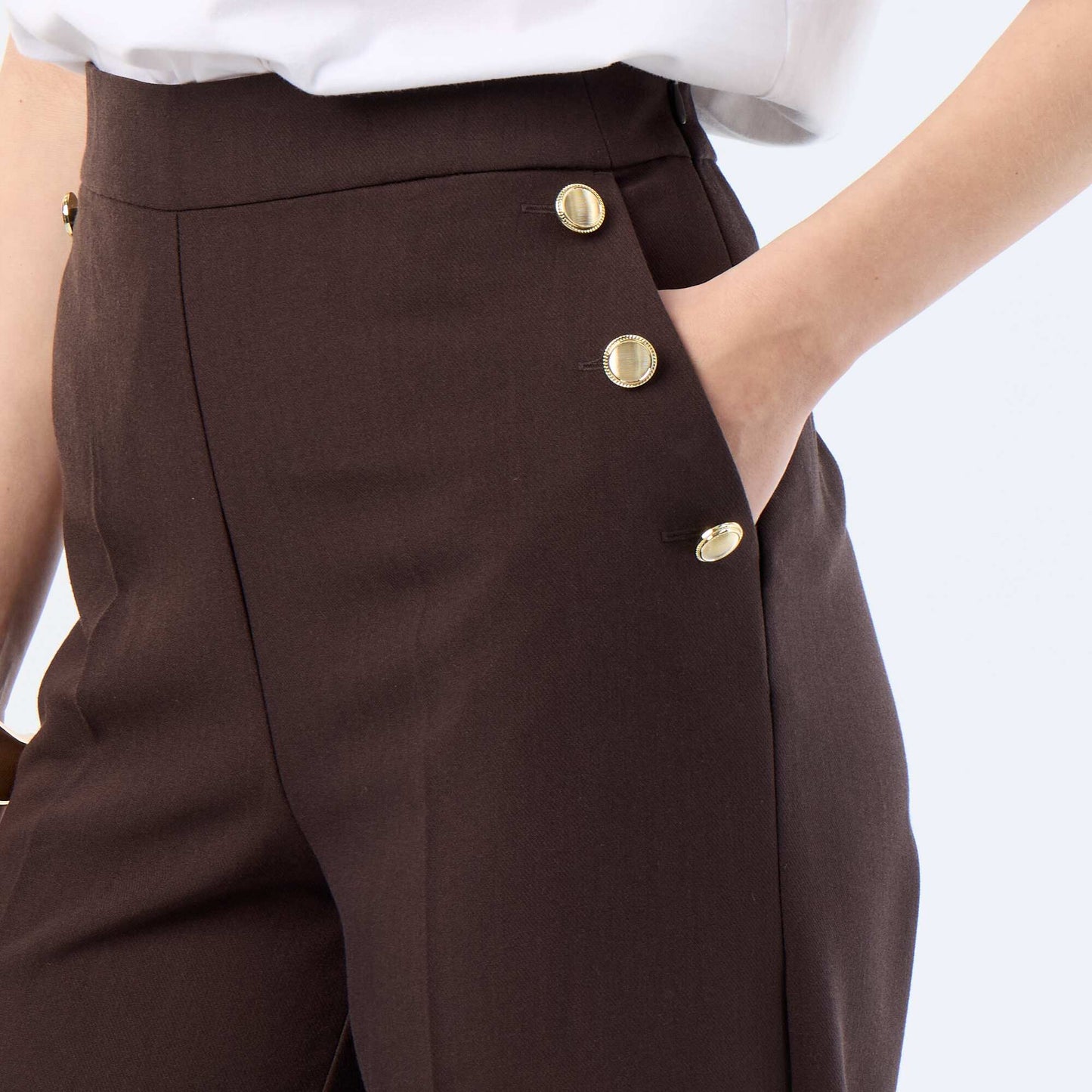 Pantalon large avec boutons dorés fantaisies sur les poches MARRON