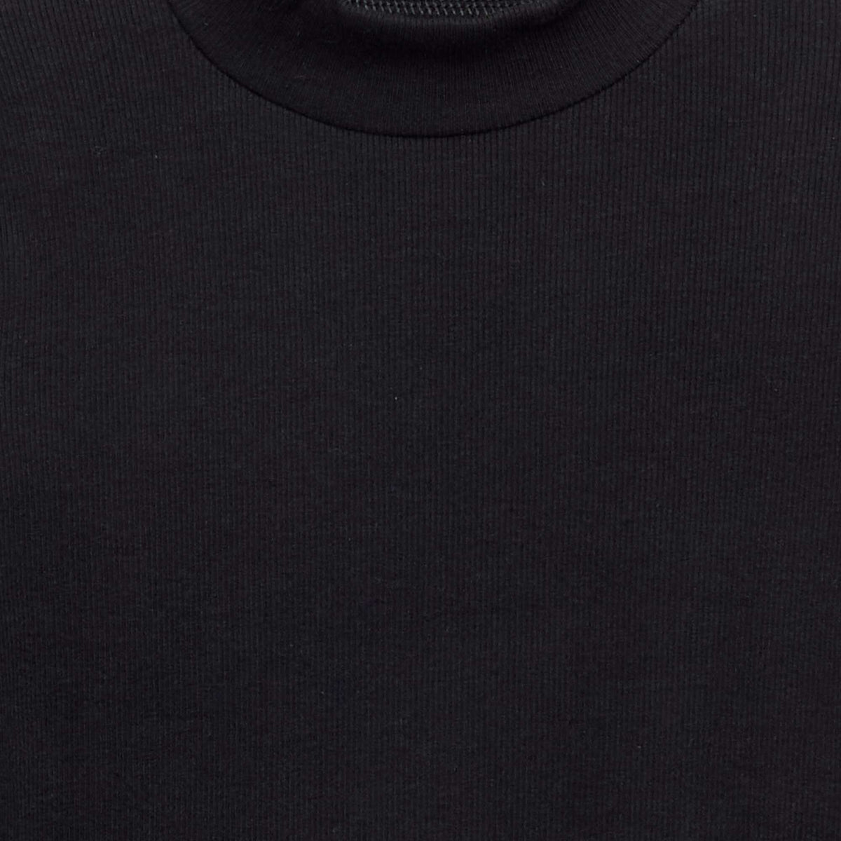 Sous-pull uni avec finitions ondulées NOIR