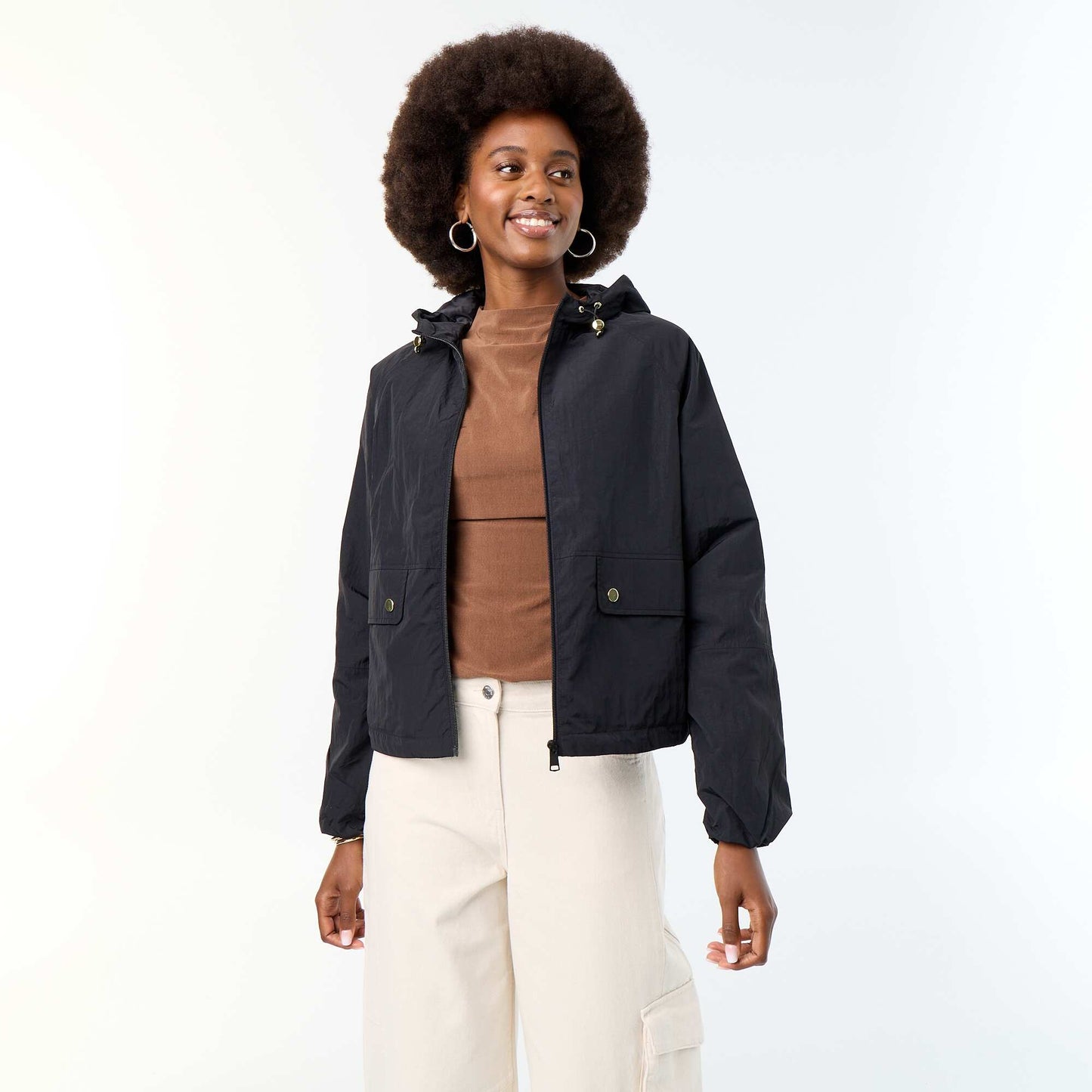 Blouson coupe-vent à capuche avec poches à rabat NOIR