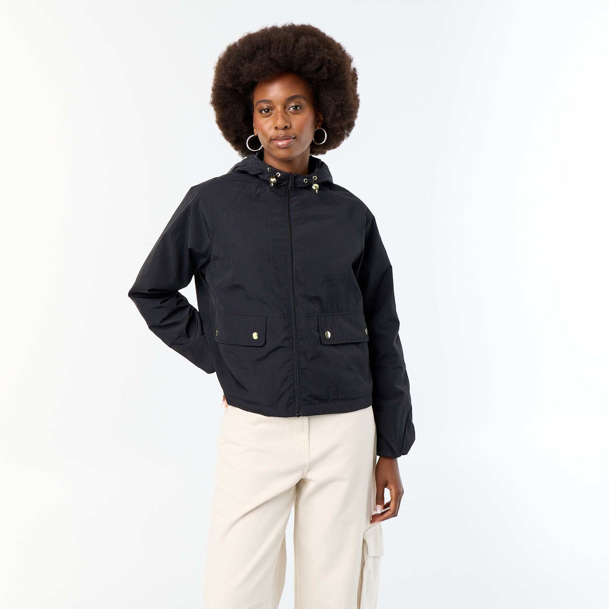 Blouson coupe-vent à capuche avec poches à rabat NOIR