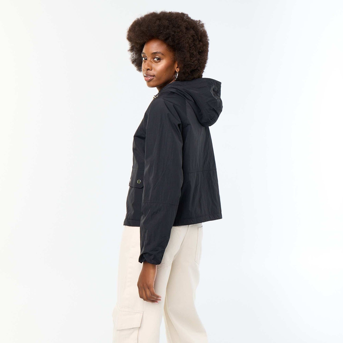 Blouson coupe-vent à capuche avec poches à rabat NOIR