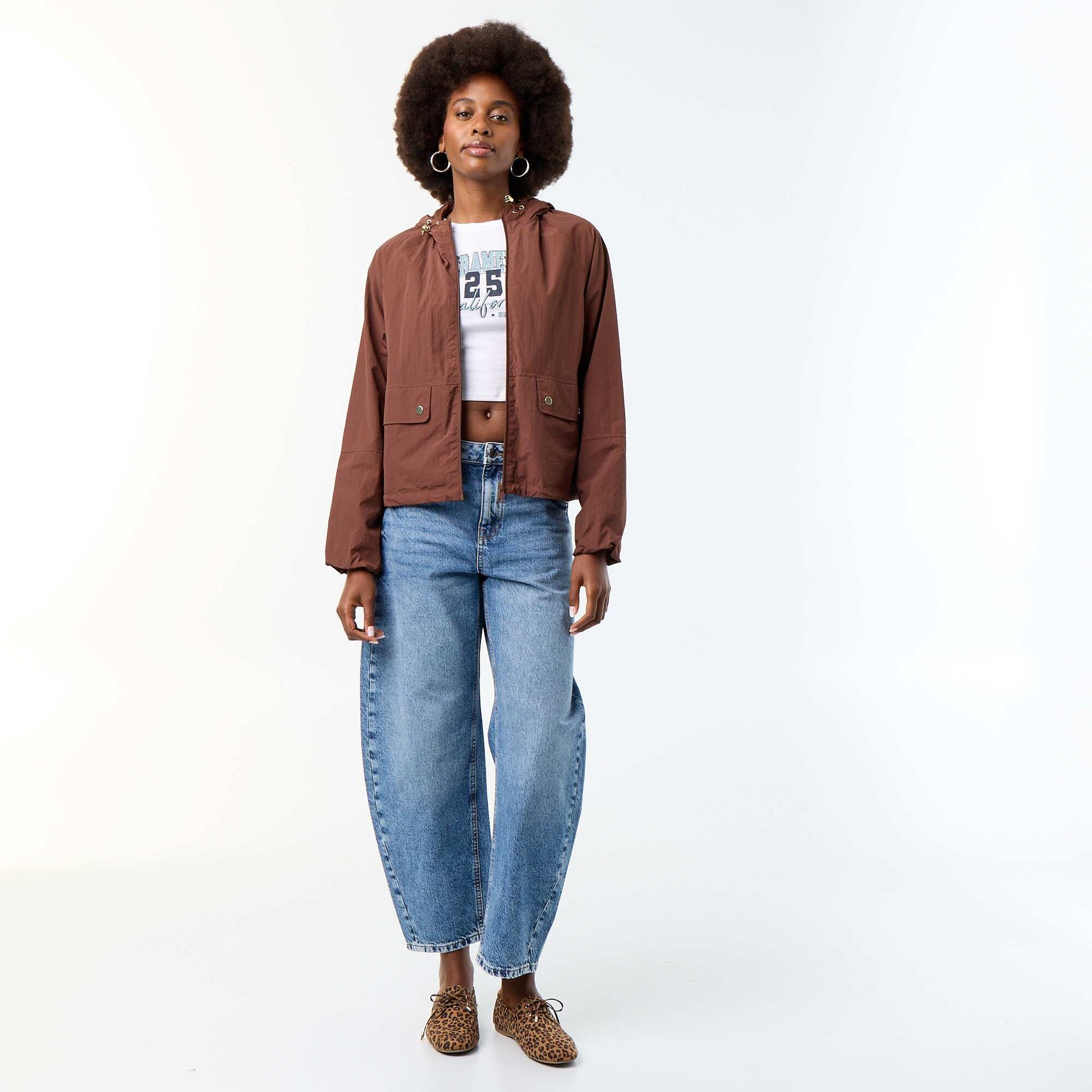 Blouson coupe-vent à capuche avec poches à rabat MARRON