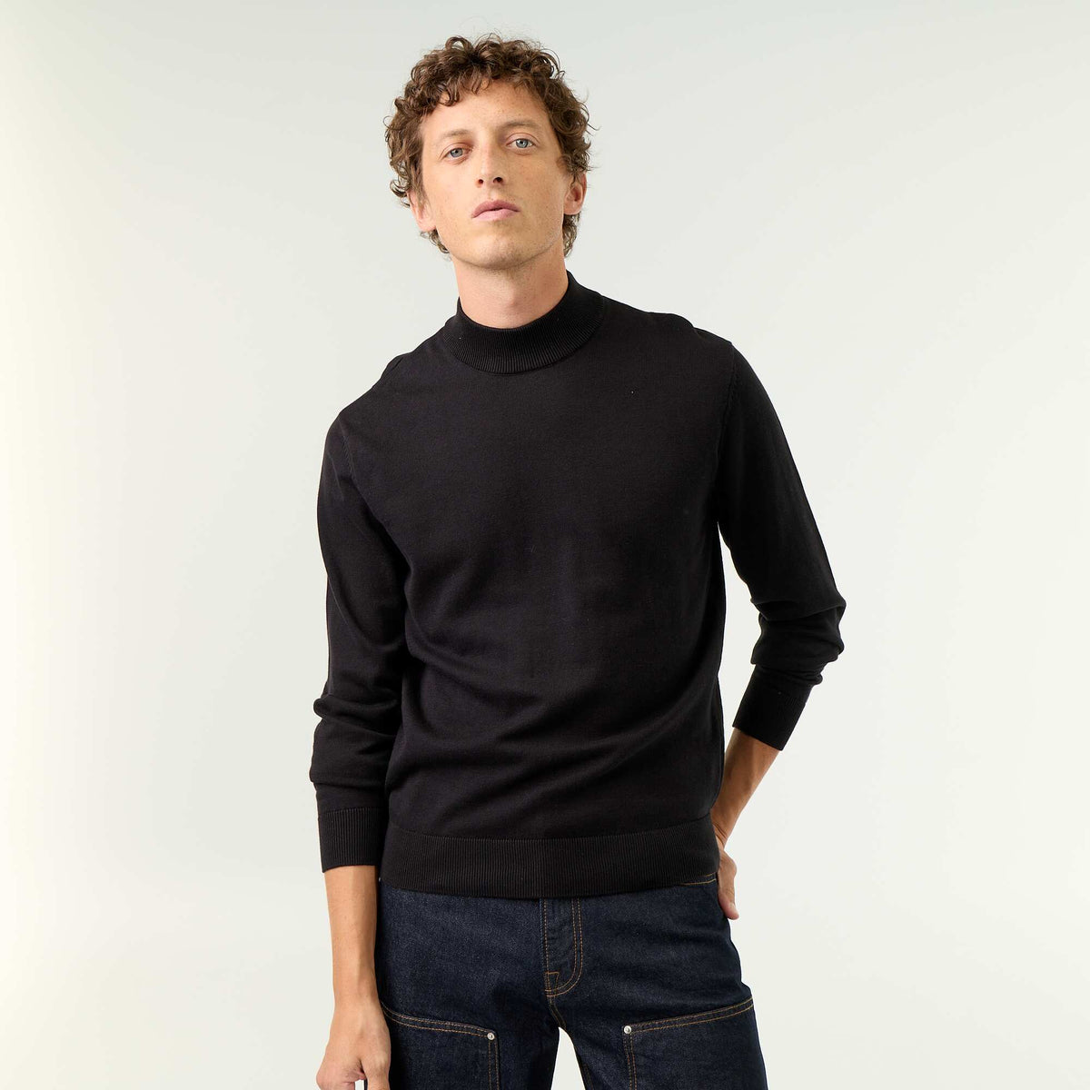 Pull en maille fine jauge avec col montant NOIR