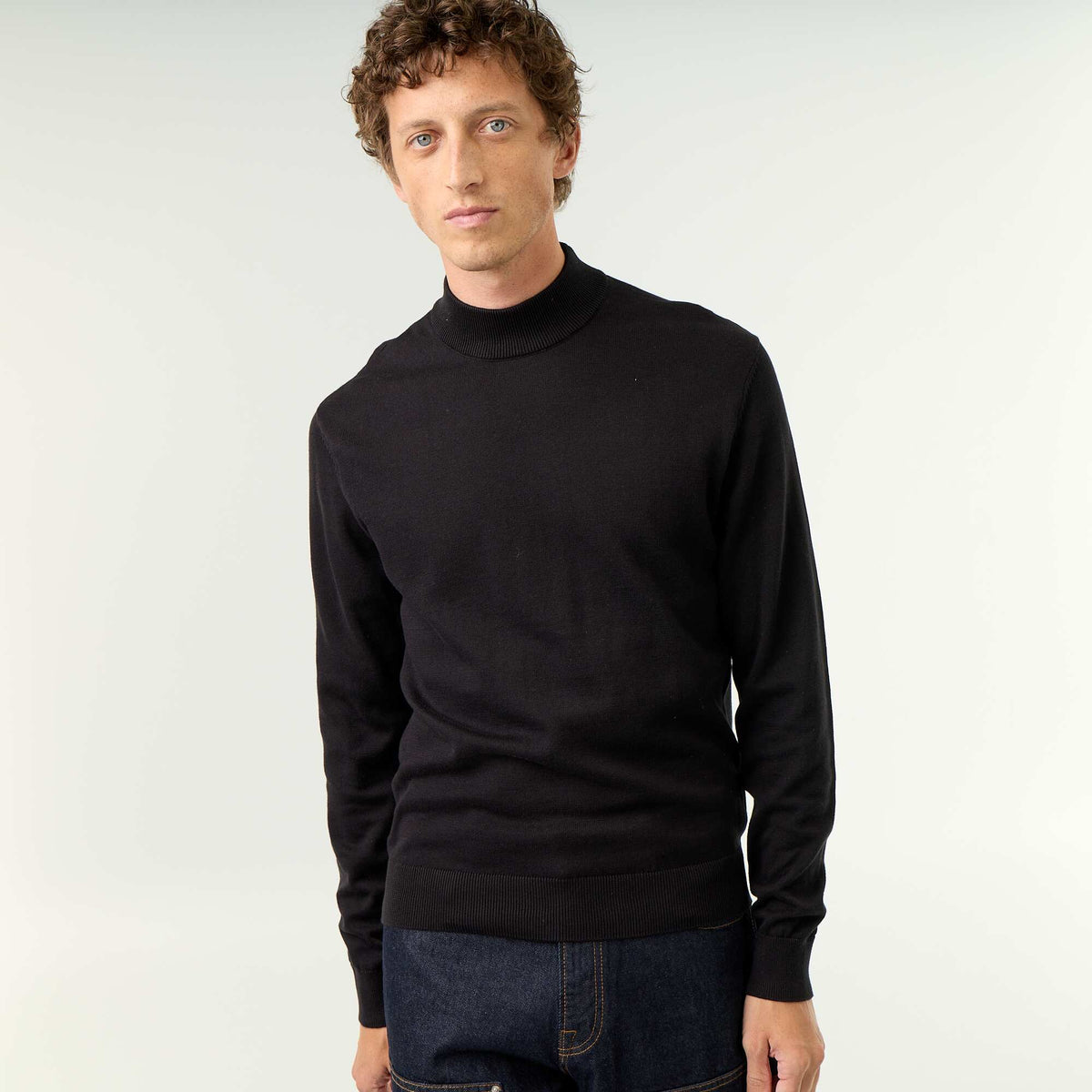 Pull en maille fine jauge avec col montant NOIR