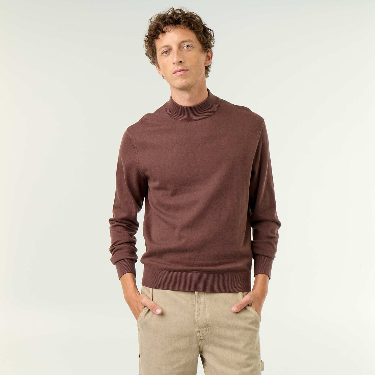 Pull en maille fine jauge avec col montant MARRON