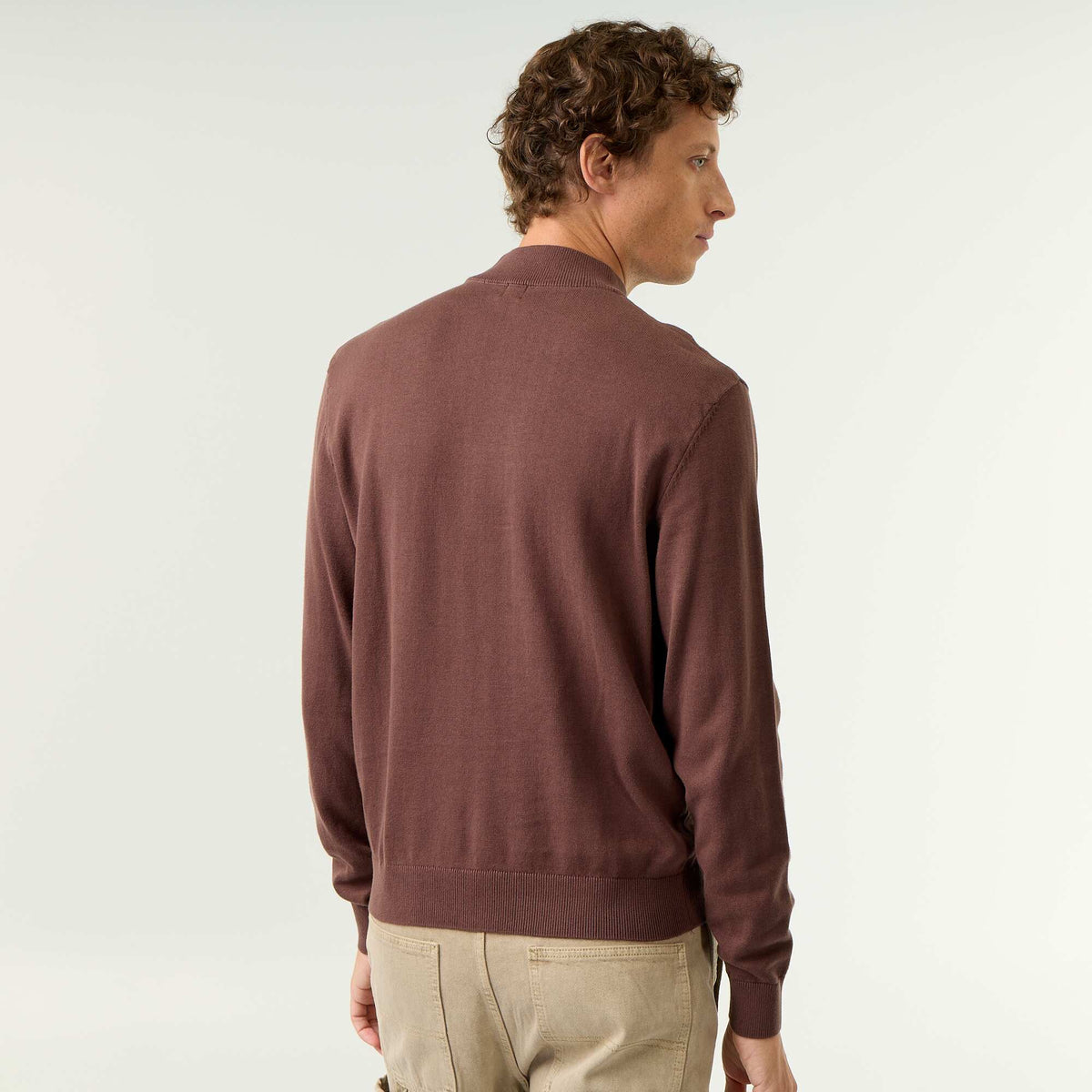 Pull en maille fine jauge avec col montant MARRON