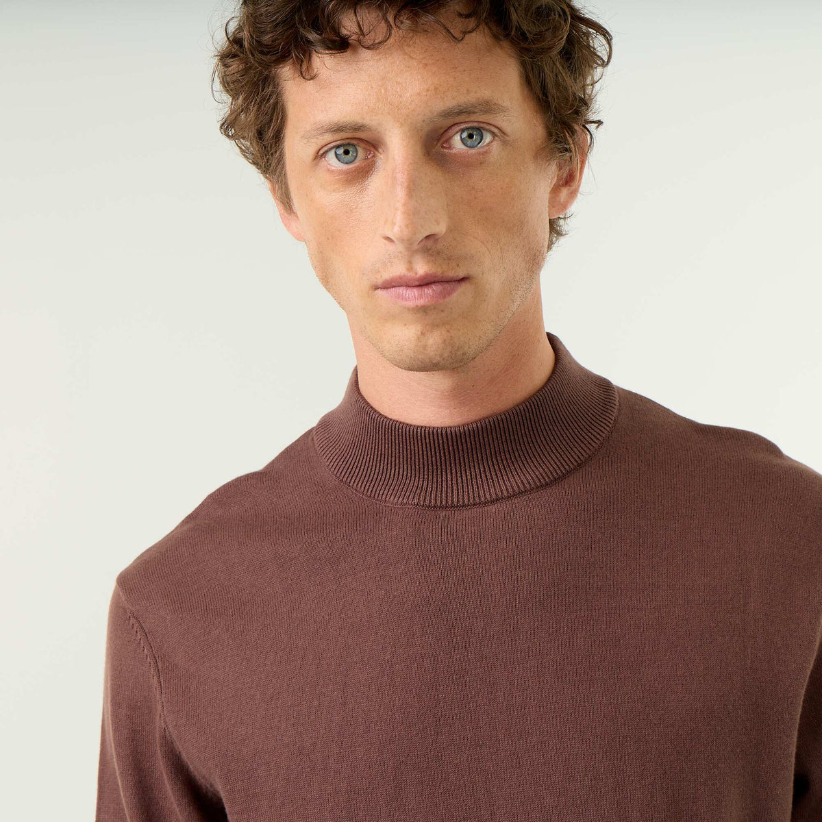Pull en maille fine jauge avec col montant MARRON
