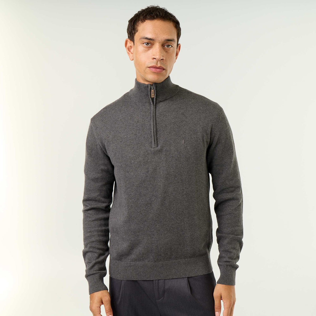 Pull en maille fine jauge avec col camionneur GRIS
