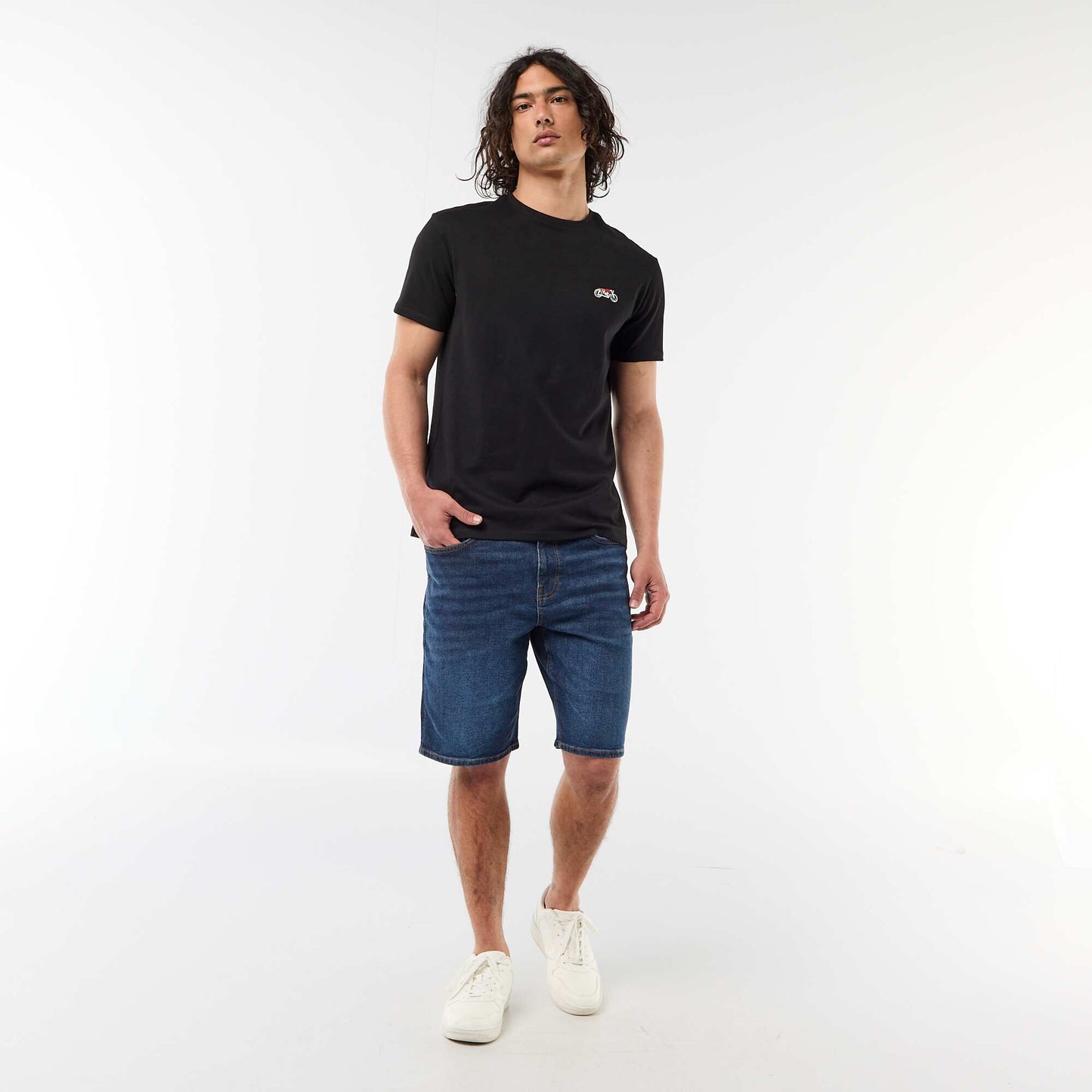T-shirt uni à manches courtes avec broderie NOIR