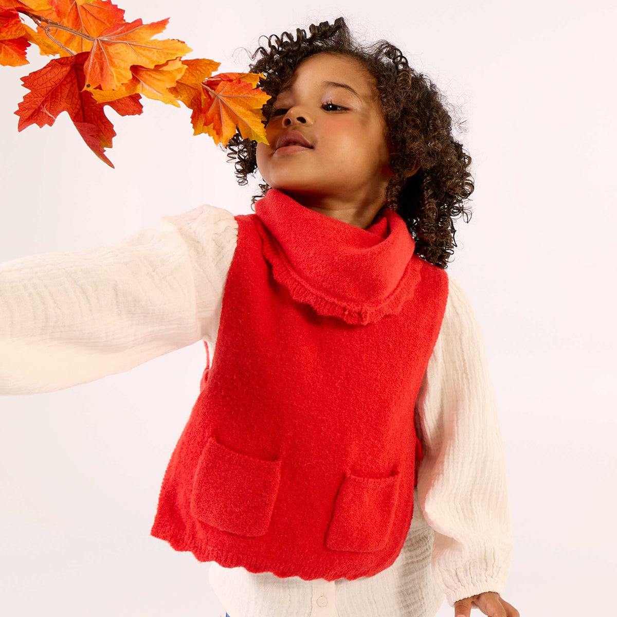 Pull sans manches avec écharpe amovible ROUGE