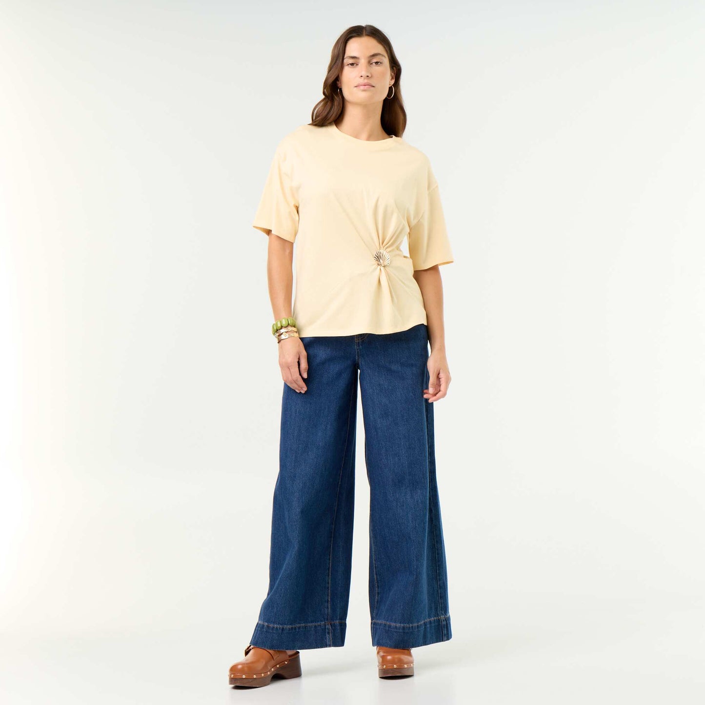 T-shirt à manches courtes avec bijou coquillage BEIGE
