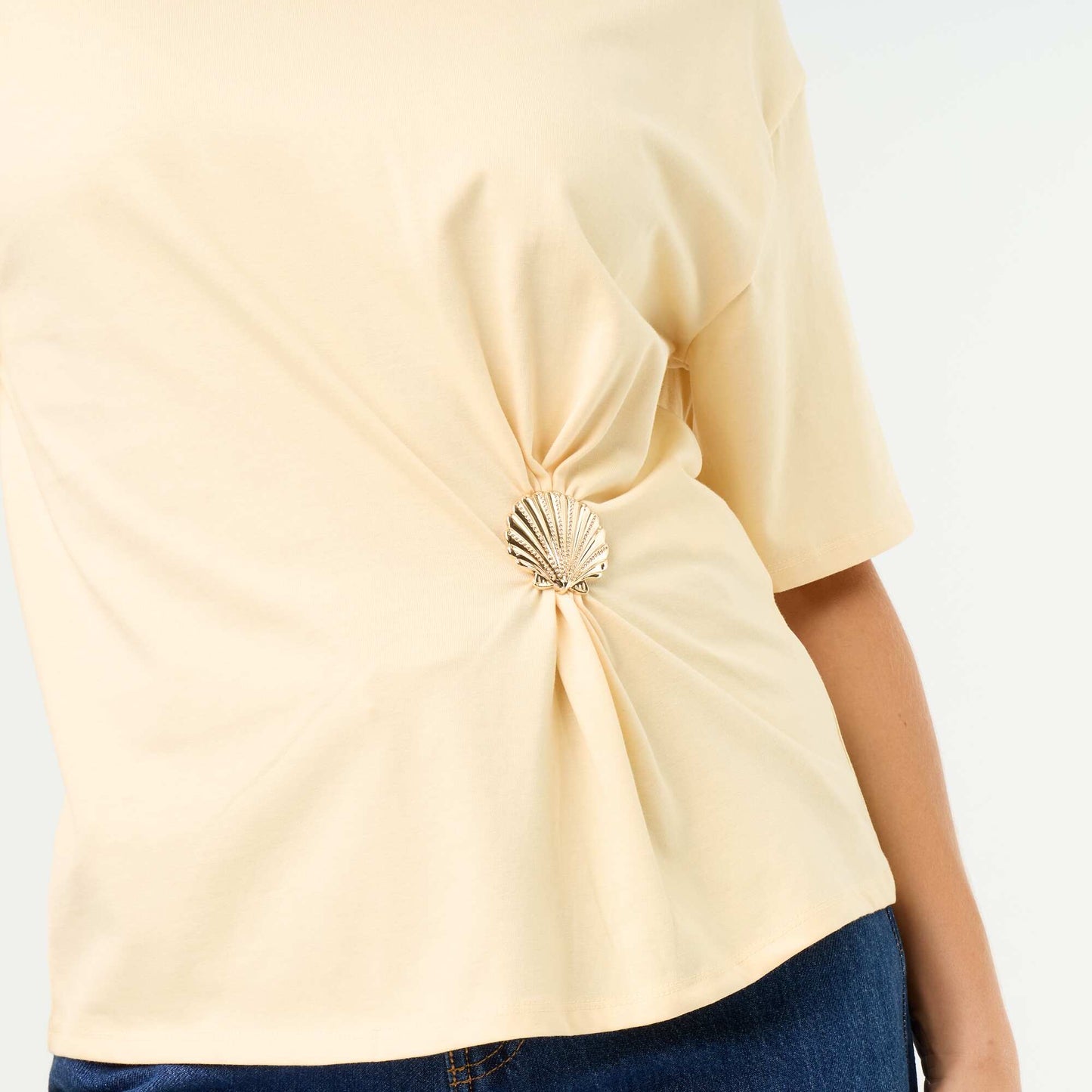 T-shirt à manches courtes avec bijou coquillage BEIGE