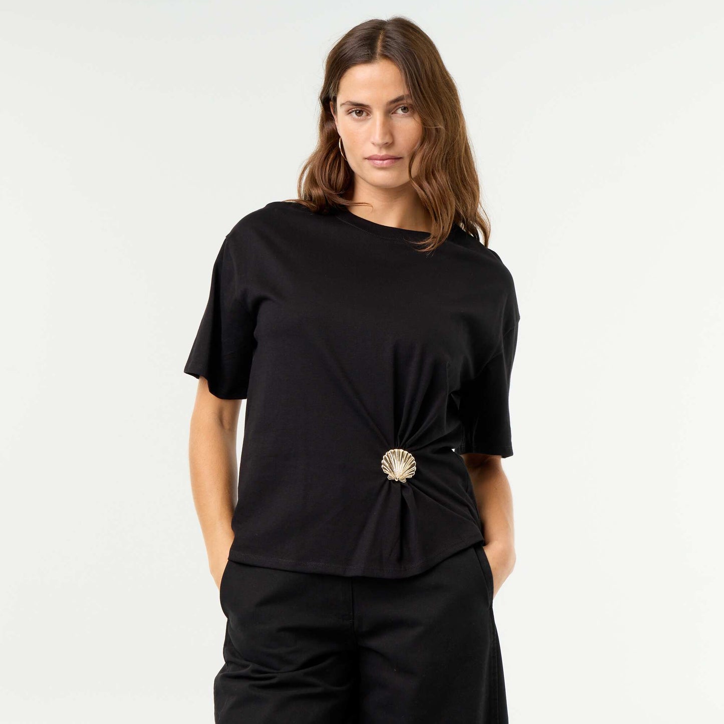 T-shirt à manches courtes avec bijou coquillage NOIR