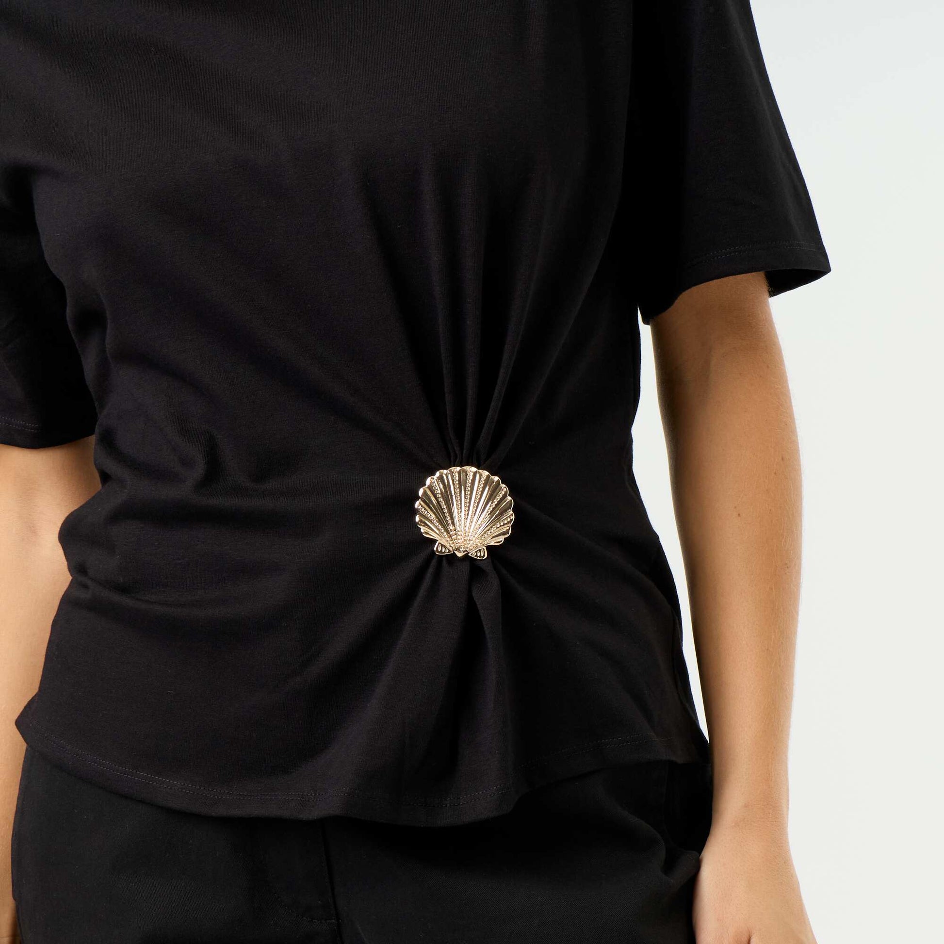 T-shirt à manches courtes avec bijou coquillage NOIR