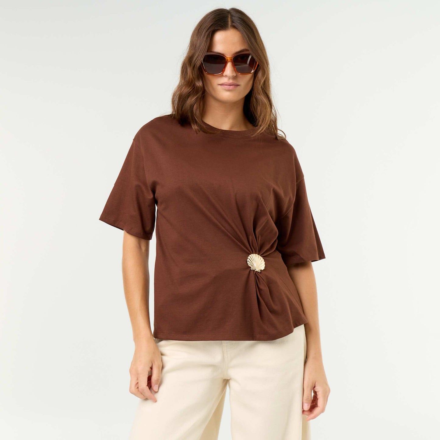 T-shirt à manches courtes avec bijou coquillage MARRON