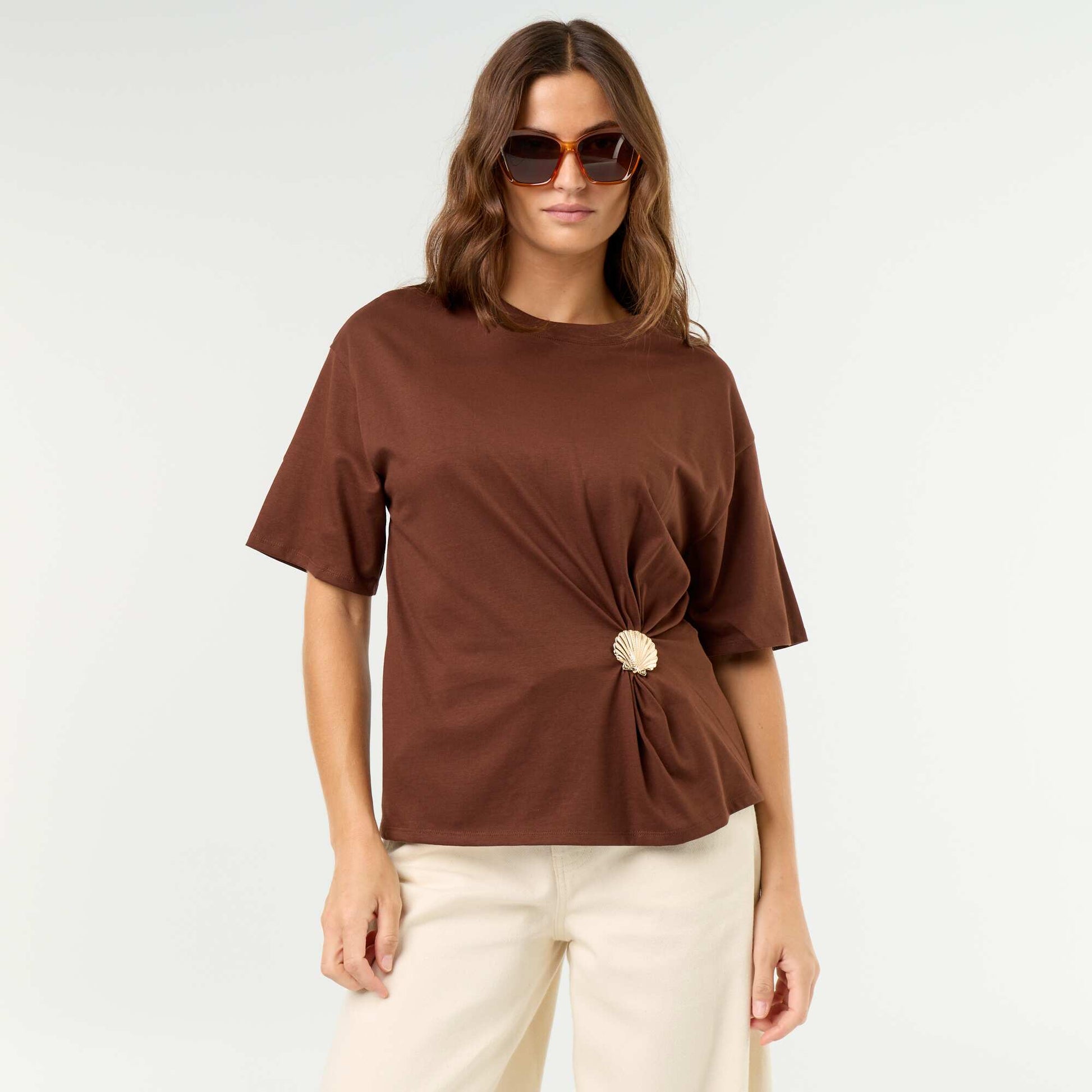 T-shirt à manches courtes avec bijou coquillage MARRON