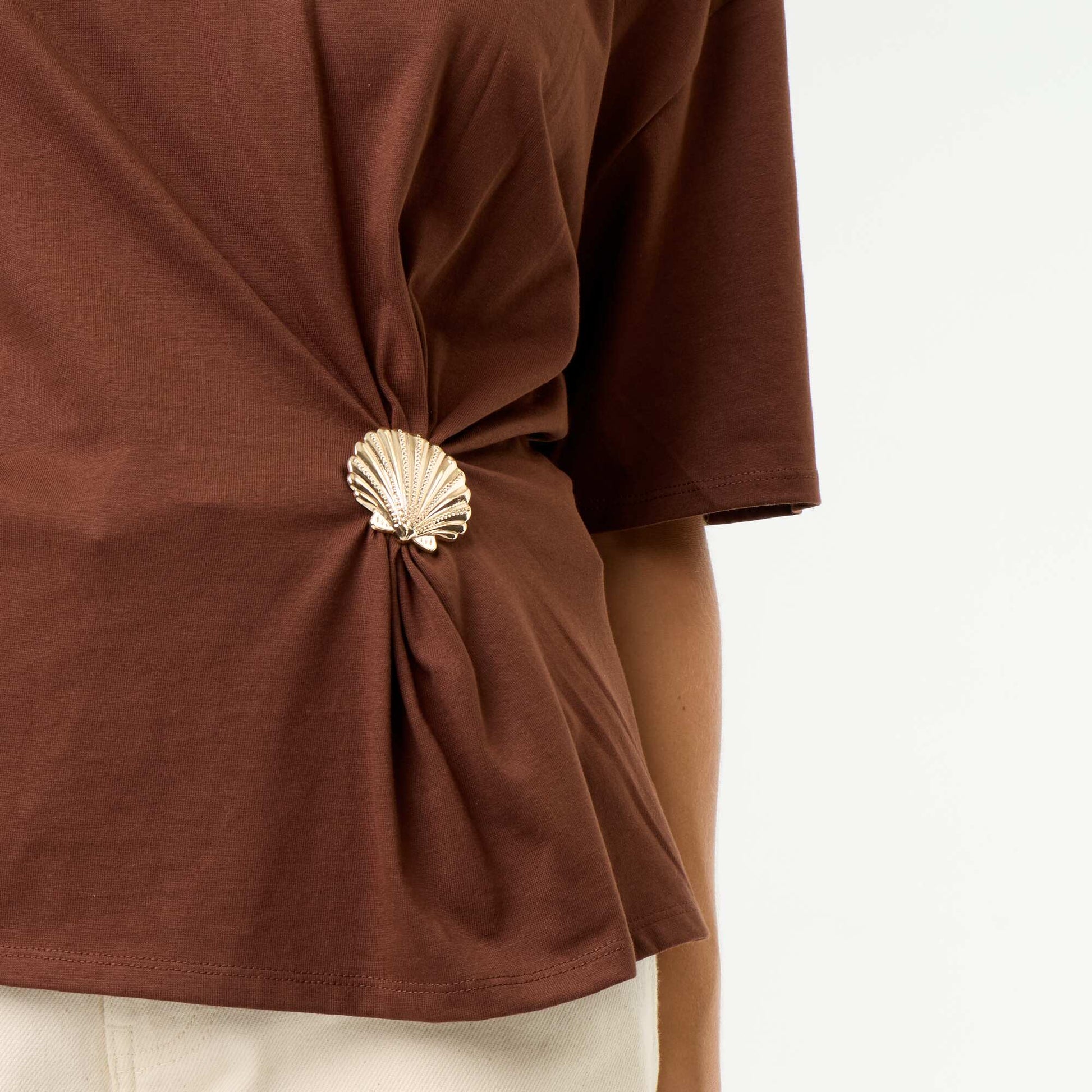 T-shirt à manches courtes avec bijou coquillage MARRON