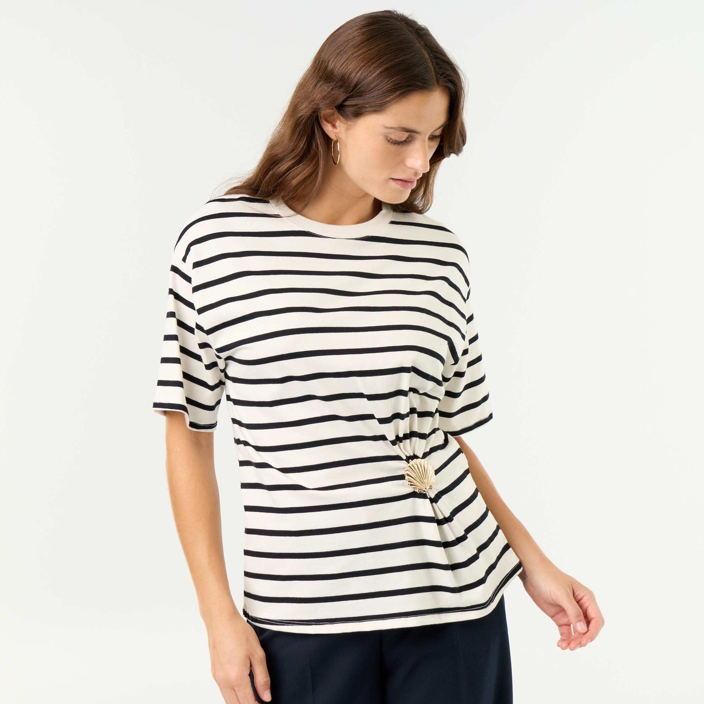 T-shirt à manches courtes avec bijou coquillage BLANC