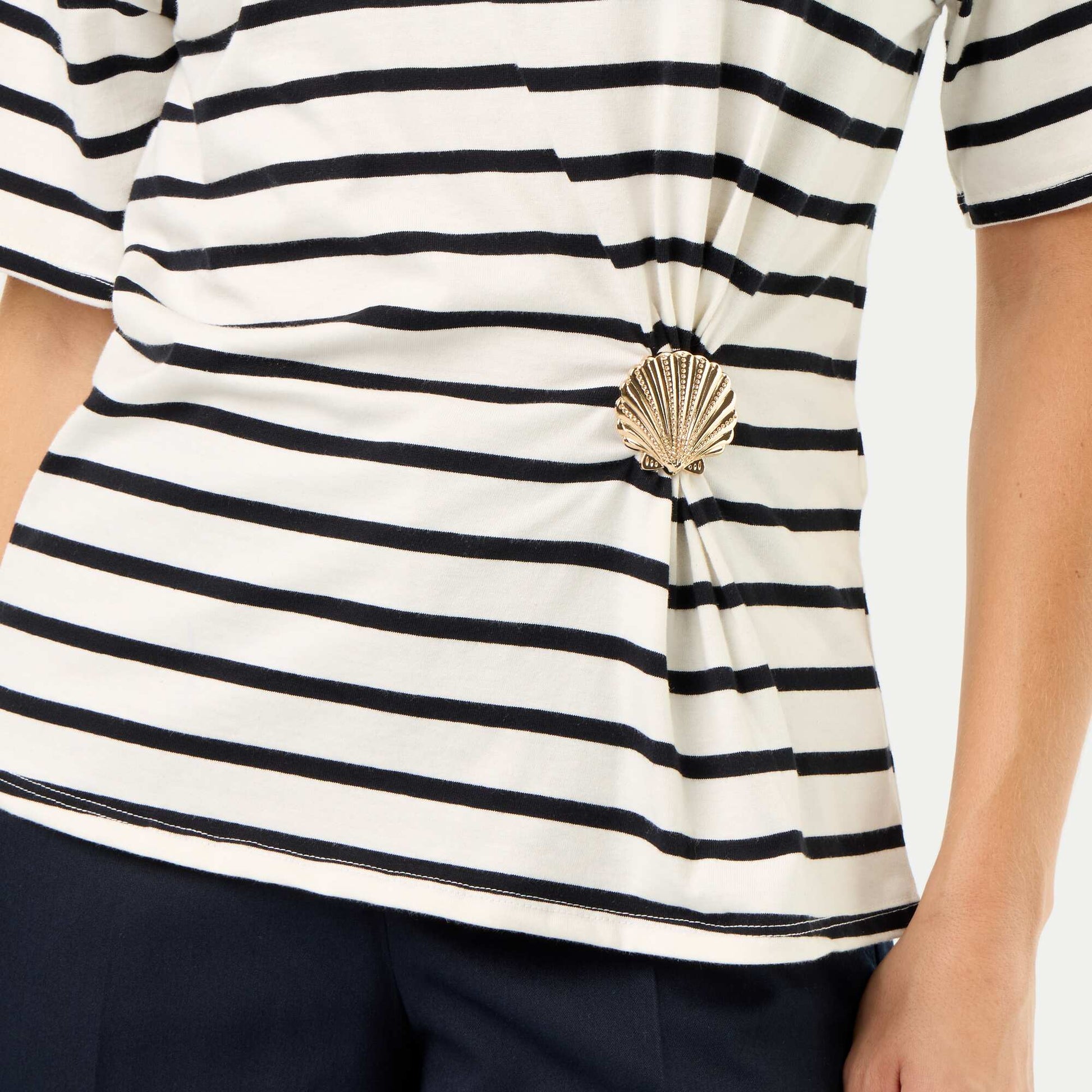 T-shirt à manches courtes avec bijou coquillage BLANC