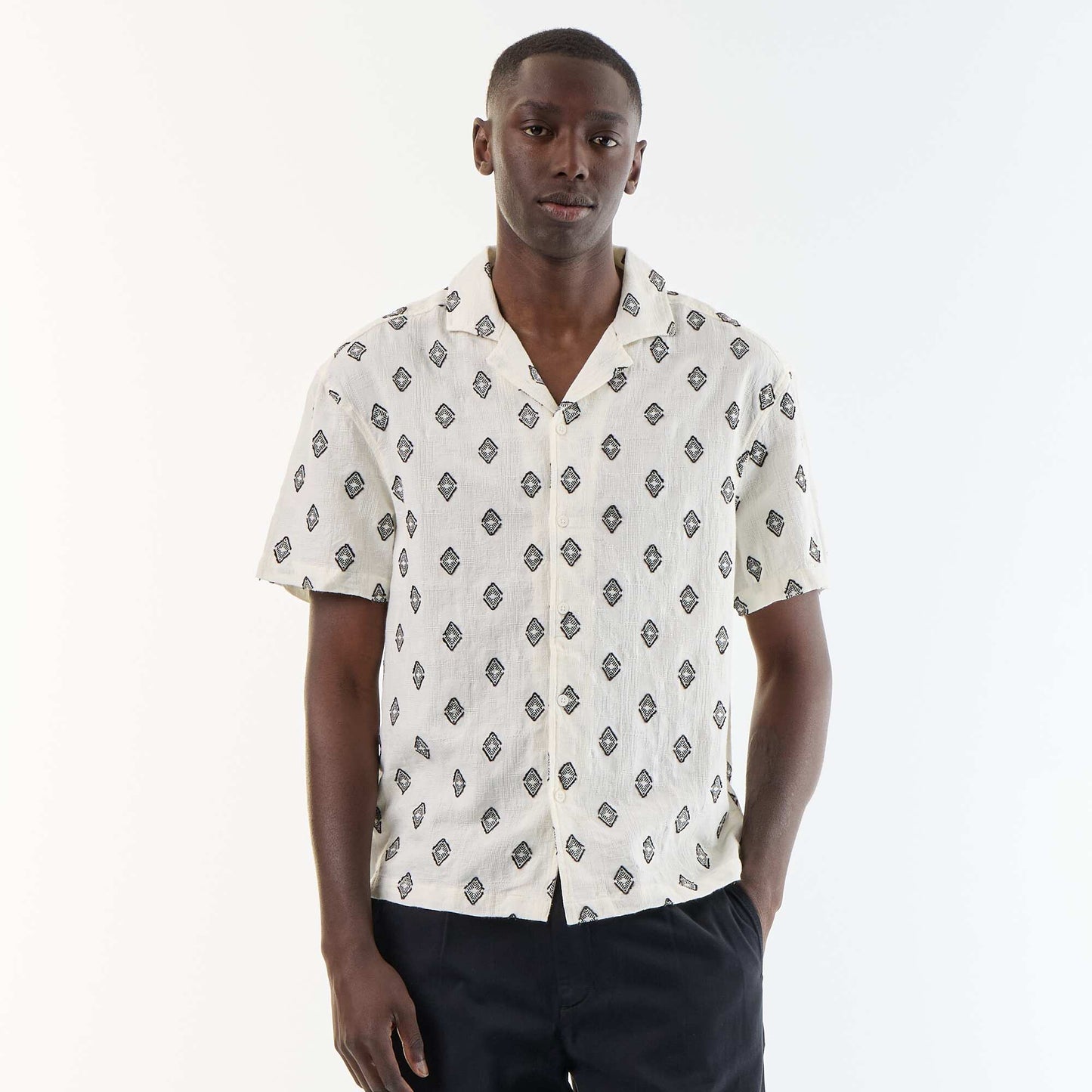 Chemise manches courtes en maille fantaisie avec broderies NOIR