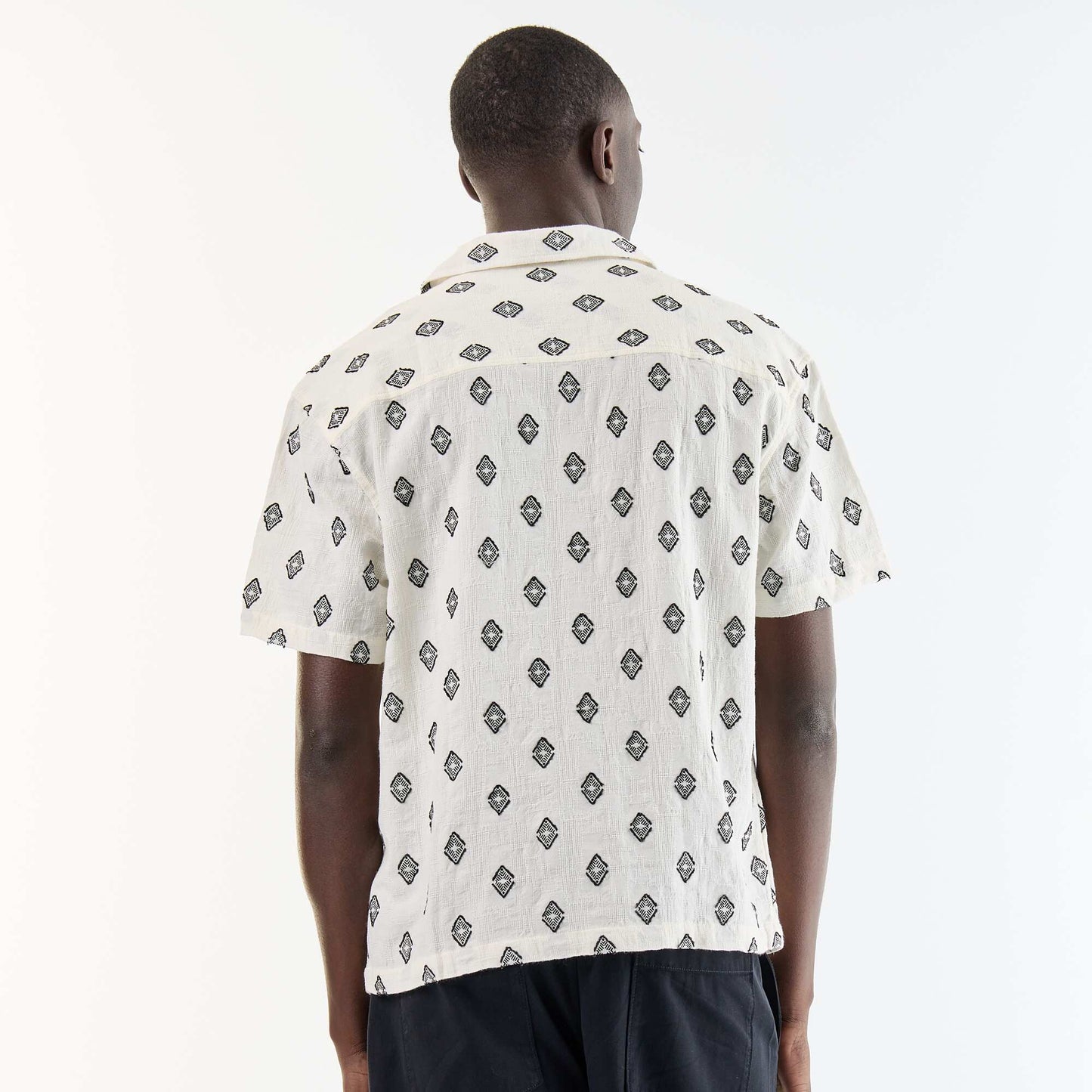 Chemise manches courtes en maille fantaisie avec broderies NOIR