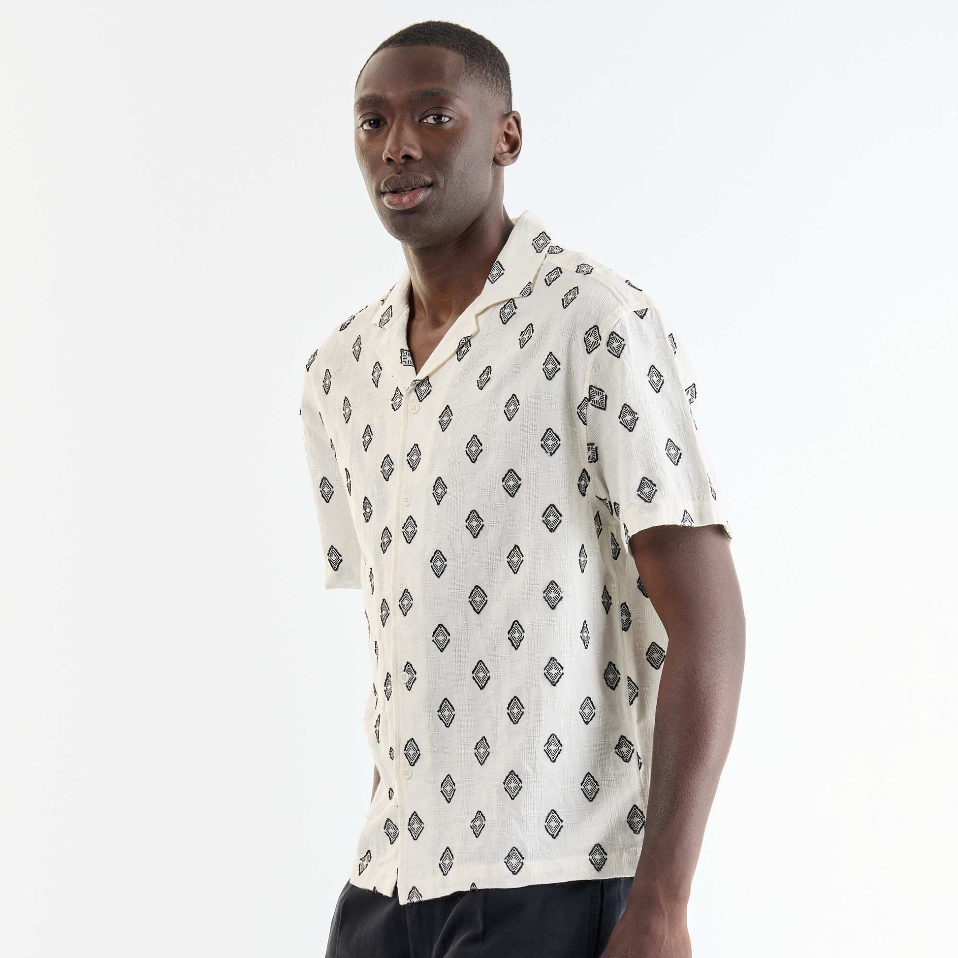 Chemise manches courtes en maille fantaisie avec broderies NOIR