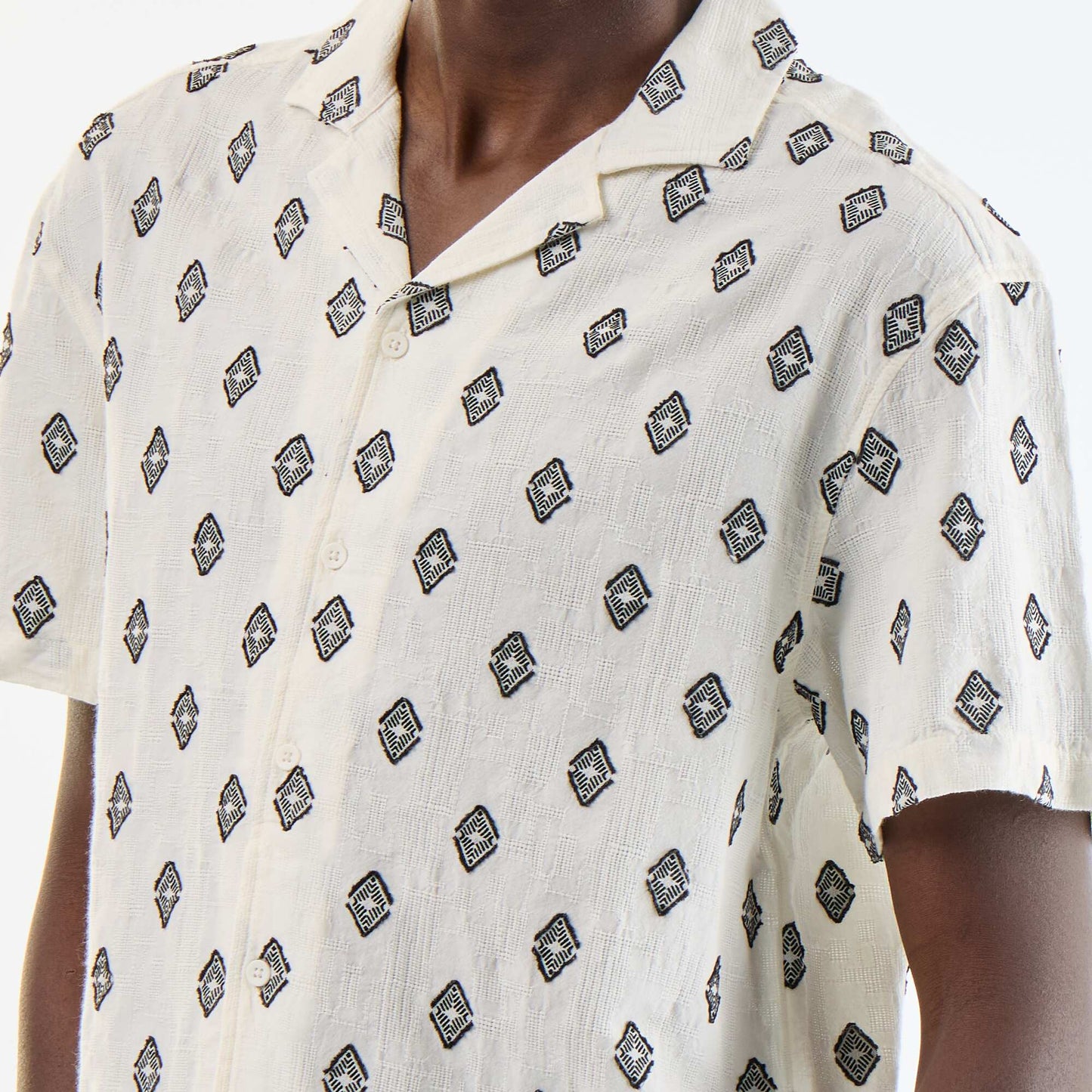 Chemise manches courtes en maille fantaisie avec broderies NOIR