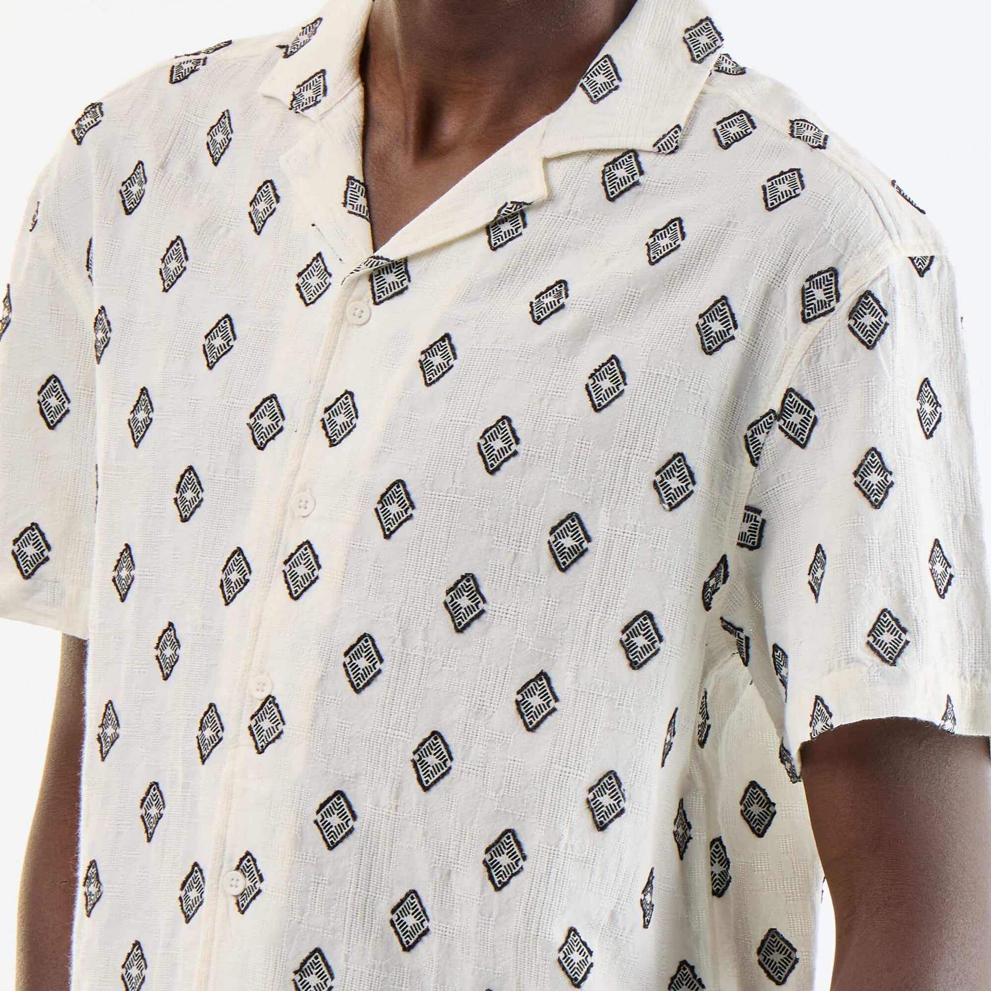 Chemise manches courtes en maille fantaisie avec broderies NOIR