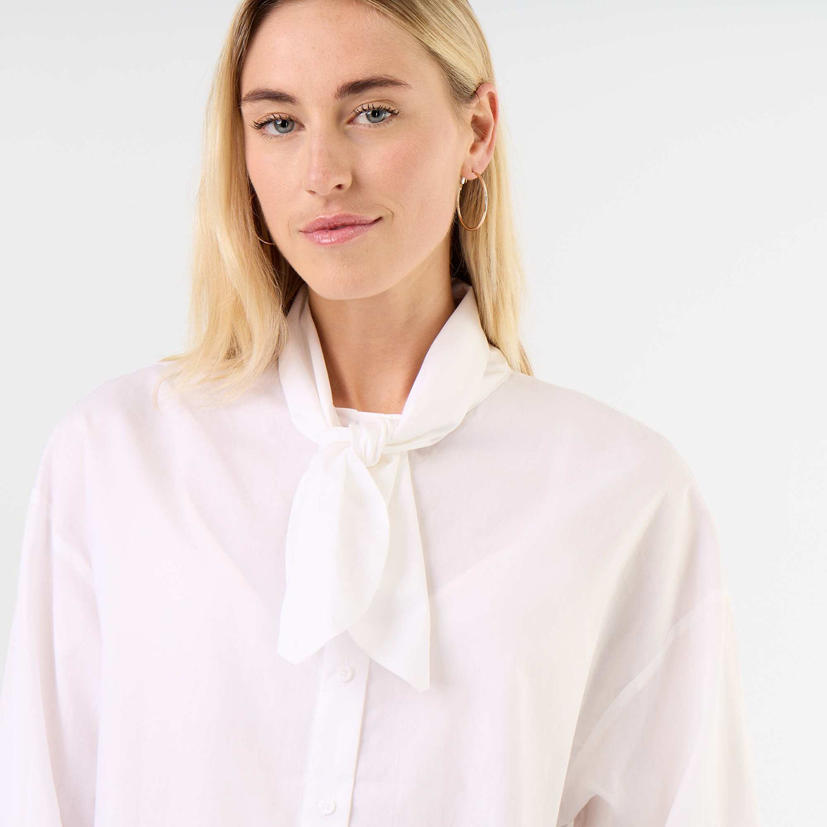 Chemise ample à manches longues et col lavallière BLANC
