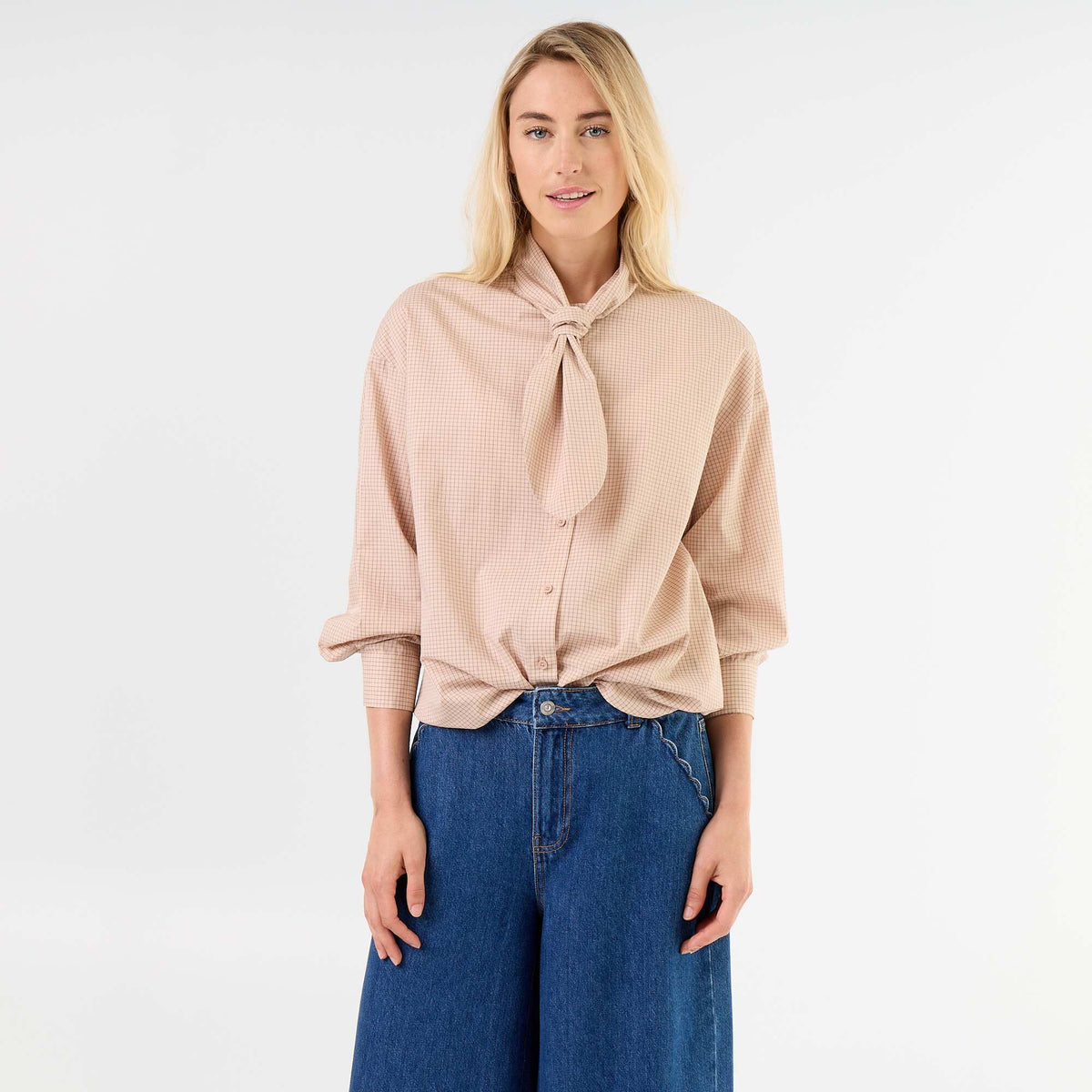 Chemise ample à manches longues et col lavallière BEIGE