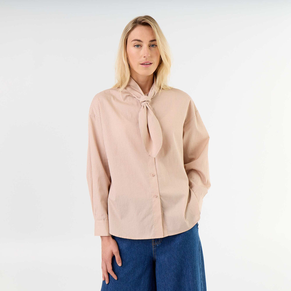 Chemise ample à manches longues et col lavallière BEIGE