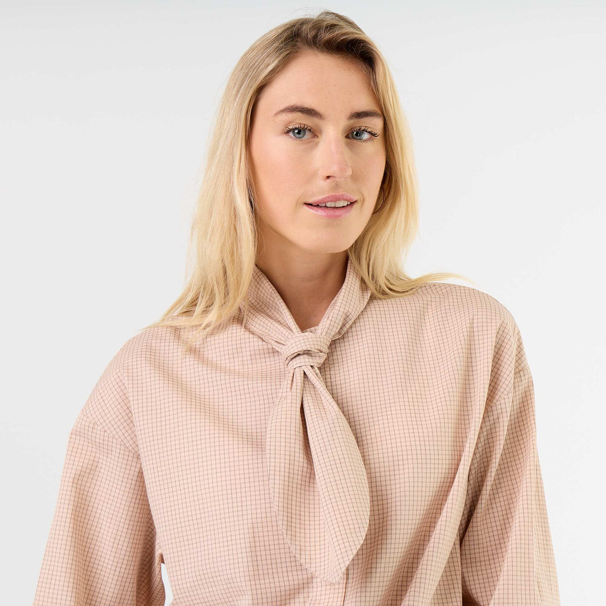 Chemise ample à manches longues et col lavallière BEIGE