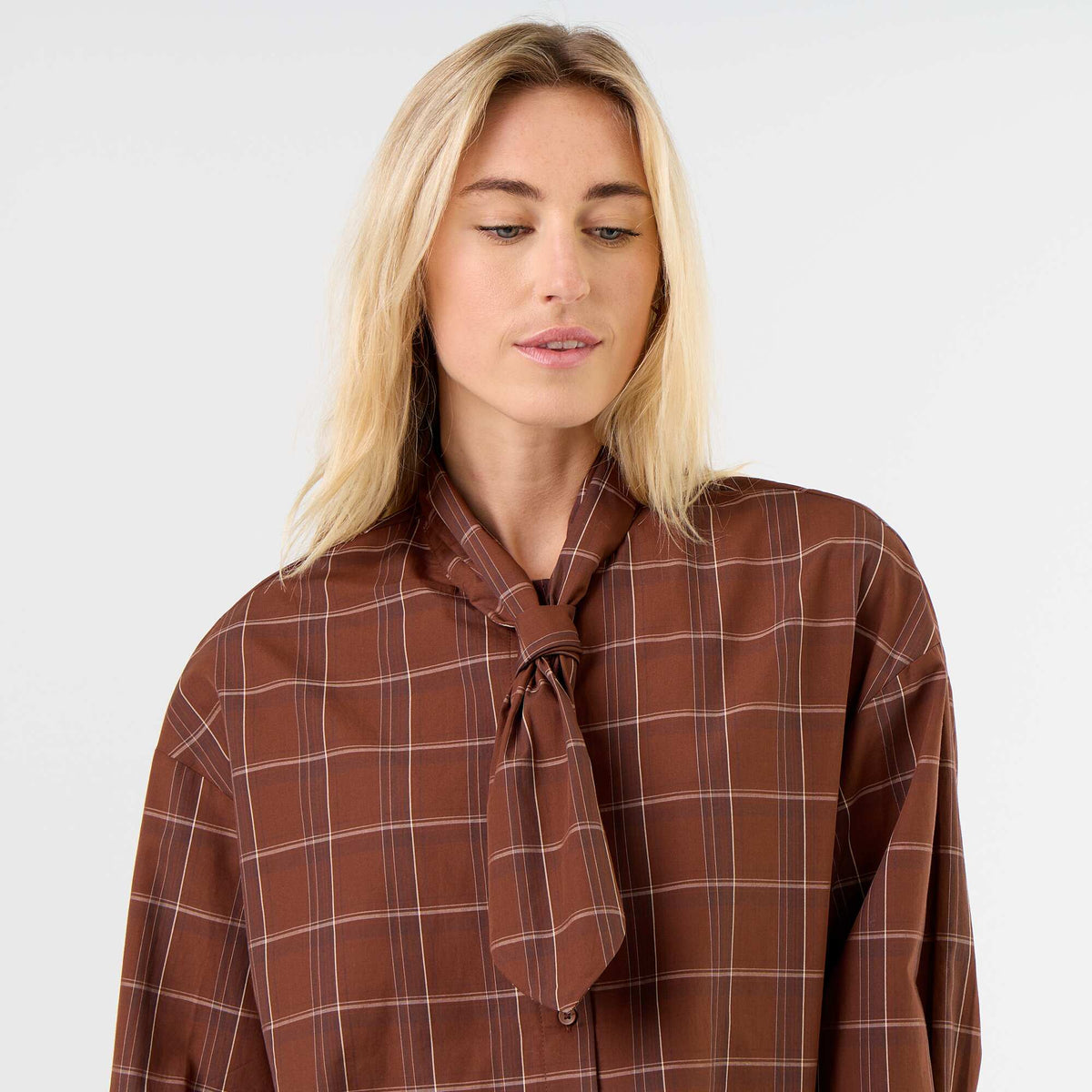 Chemise ample à manches longues et col lavallière MARRON
