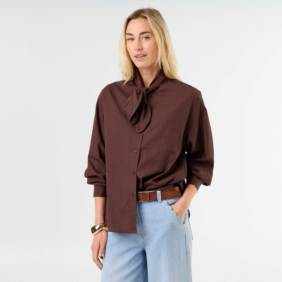 Chemise ample à manches longues et col lavallière MARRON
