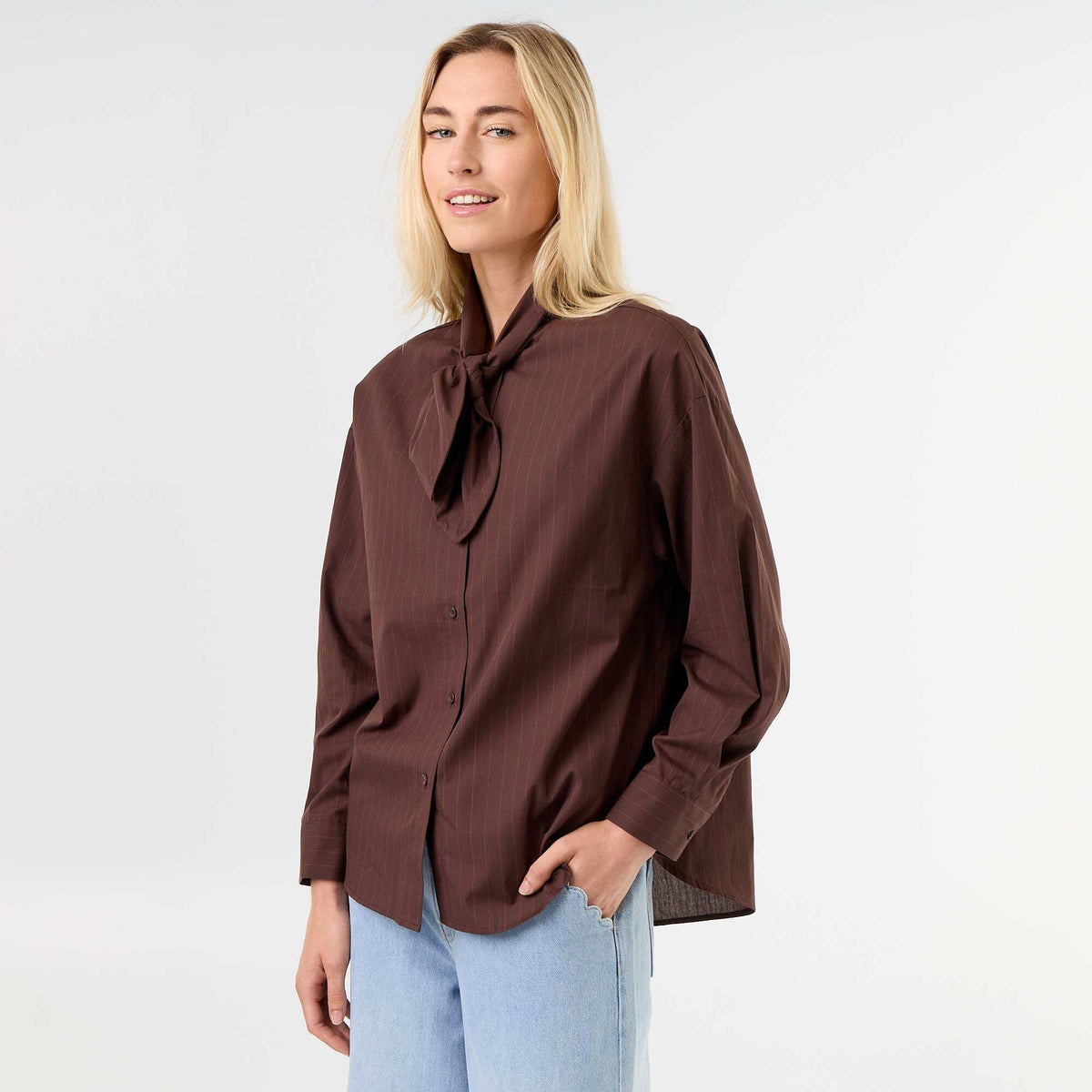Chemise ample à manches longues et col lavallière MARRON