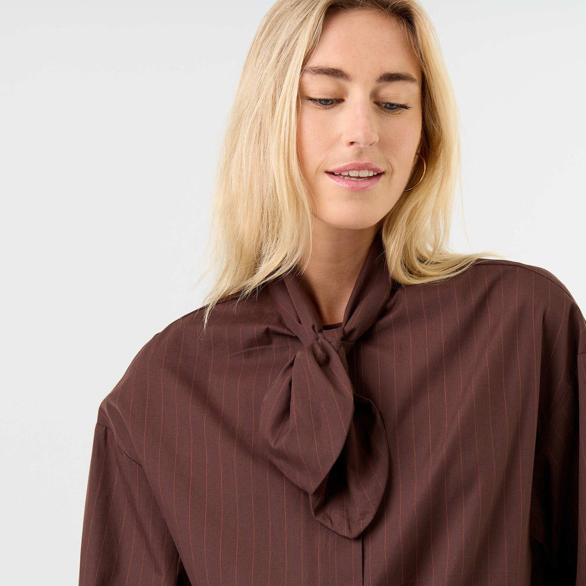 Chemise ample à manches longues et col lavallière MARRON