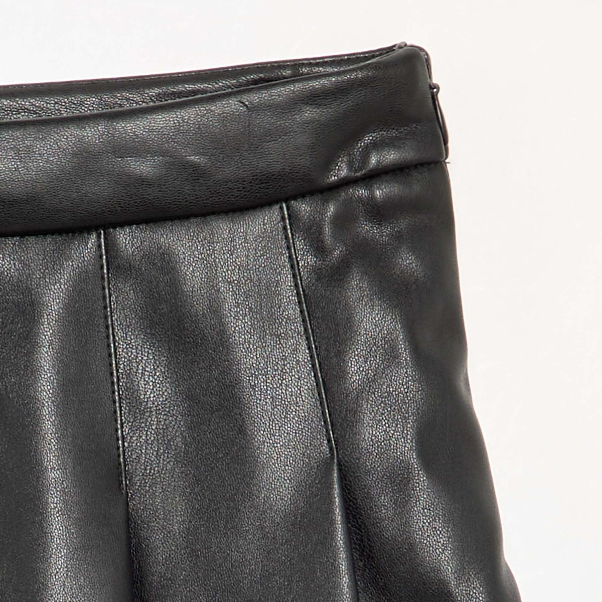 Jupe courte plissée en simili NOIR