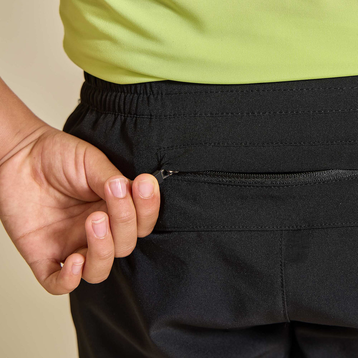 Short de sport avec poche zippée au dos NOIR