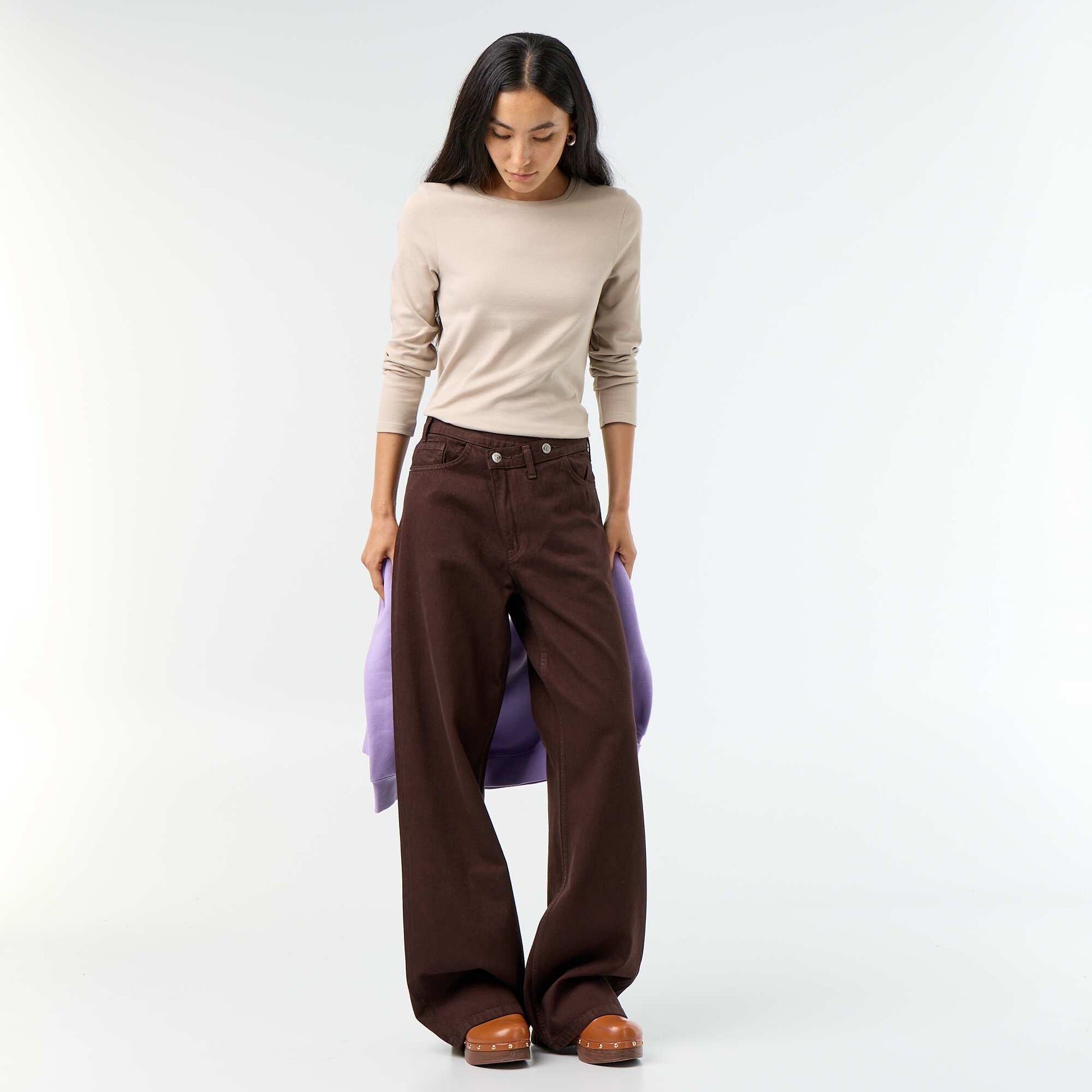Jean barrel avec patte de boutonnage décalée MARRON