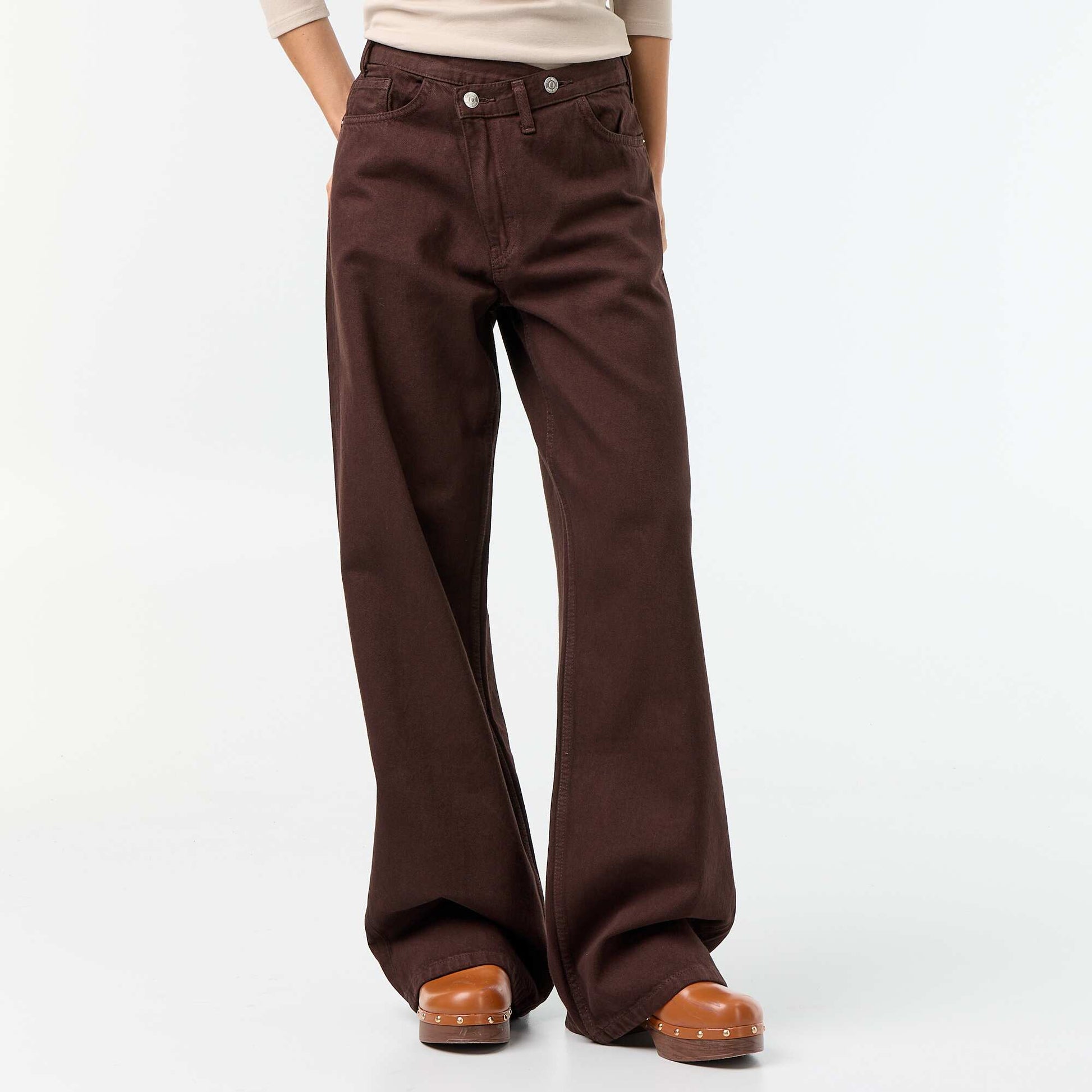 Jean barrel avec patte de boutonnage décalée MARRON