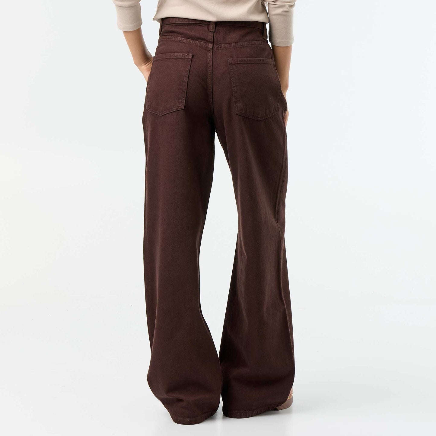 Jean barrel avec patte de boutonnage décalée MARRON