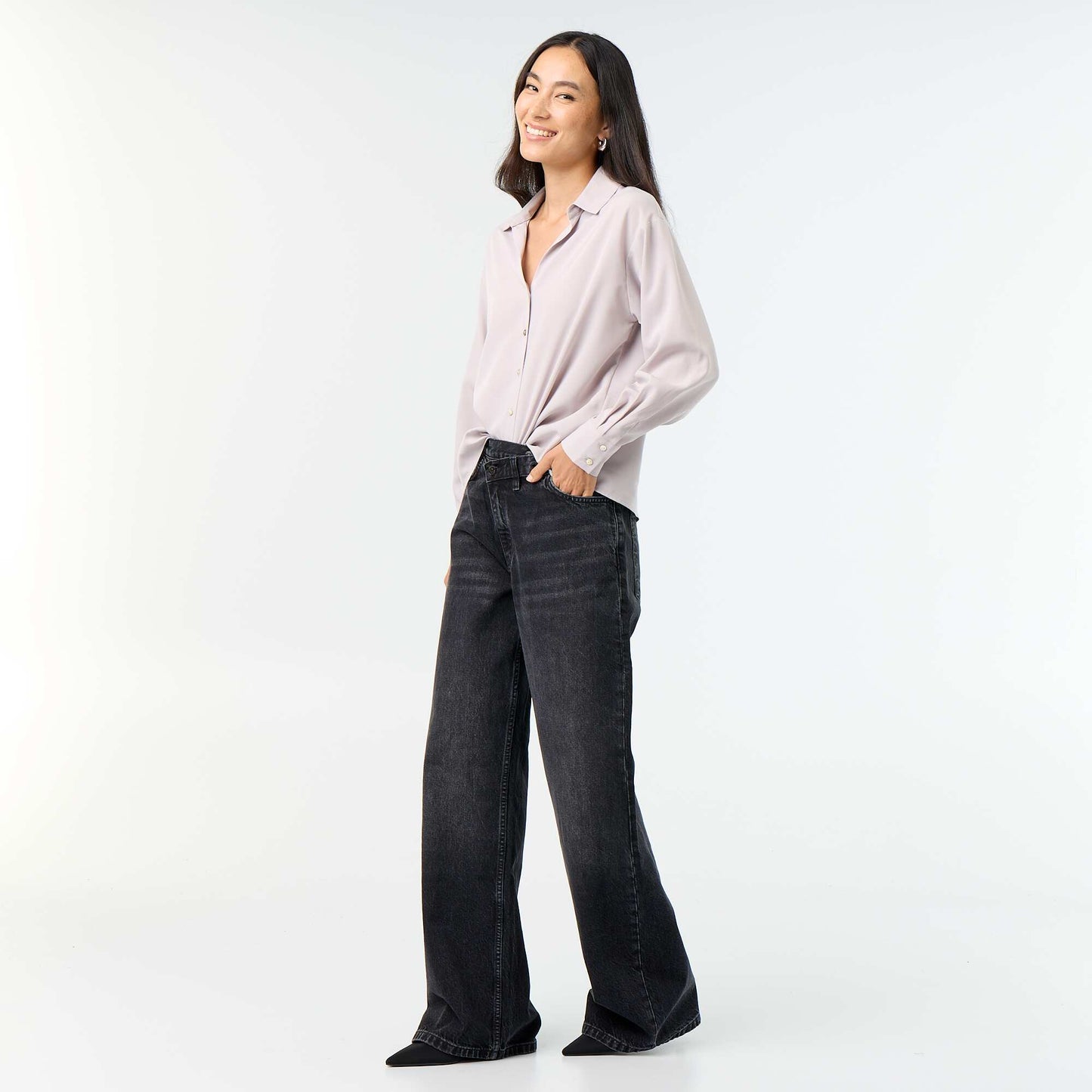 Jean barrel avec patte de boutonnage décalée NOIR