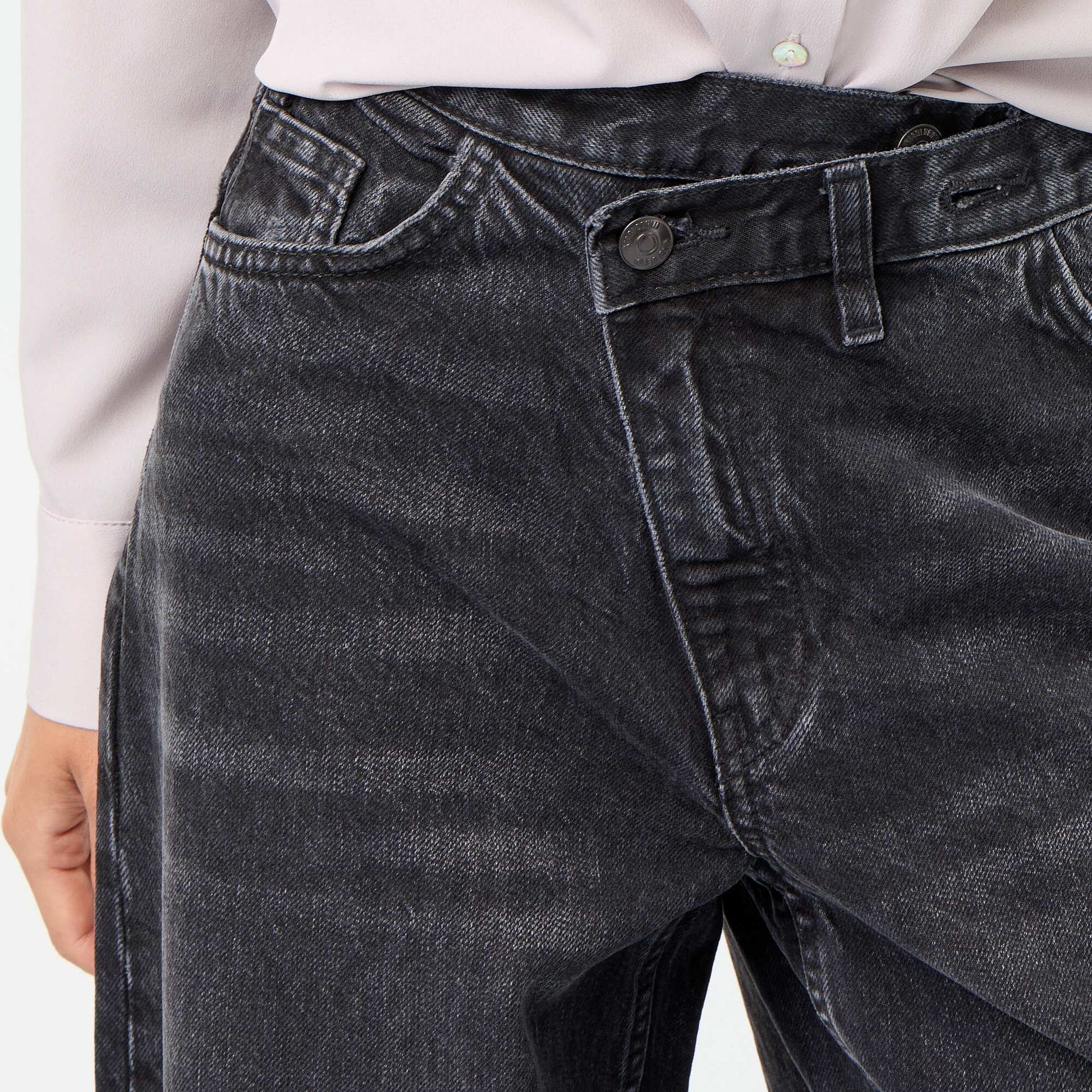 Jean barrel avec patte de boutonnage décalée NOIR