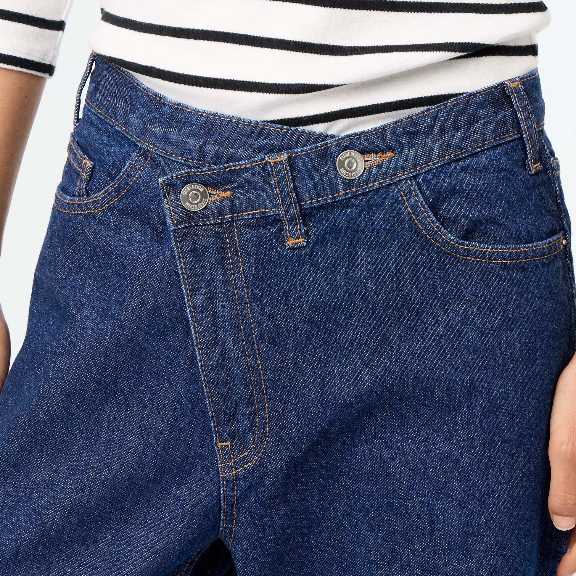 Jean barrel avec patte de boutonnage décalée BLEU